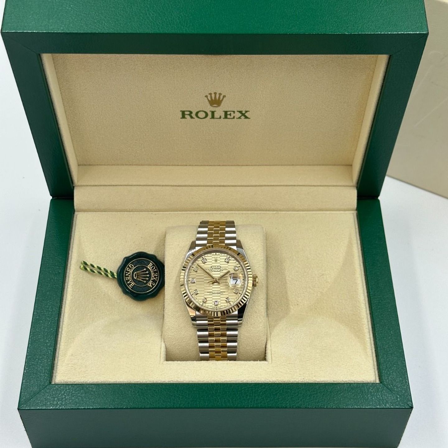 Rolex Datejust 36 126233 (2024) - Gold dial 36 mm Steel case (4/8)