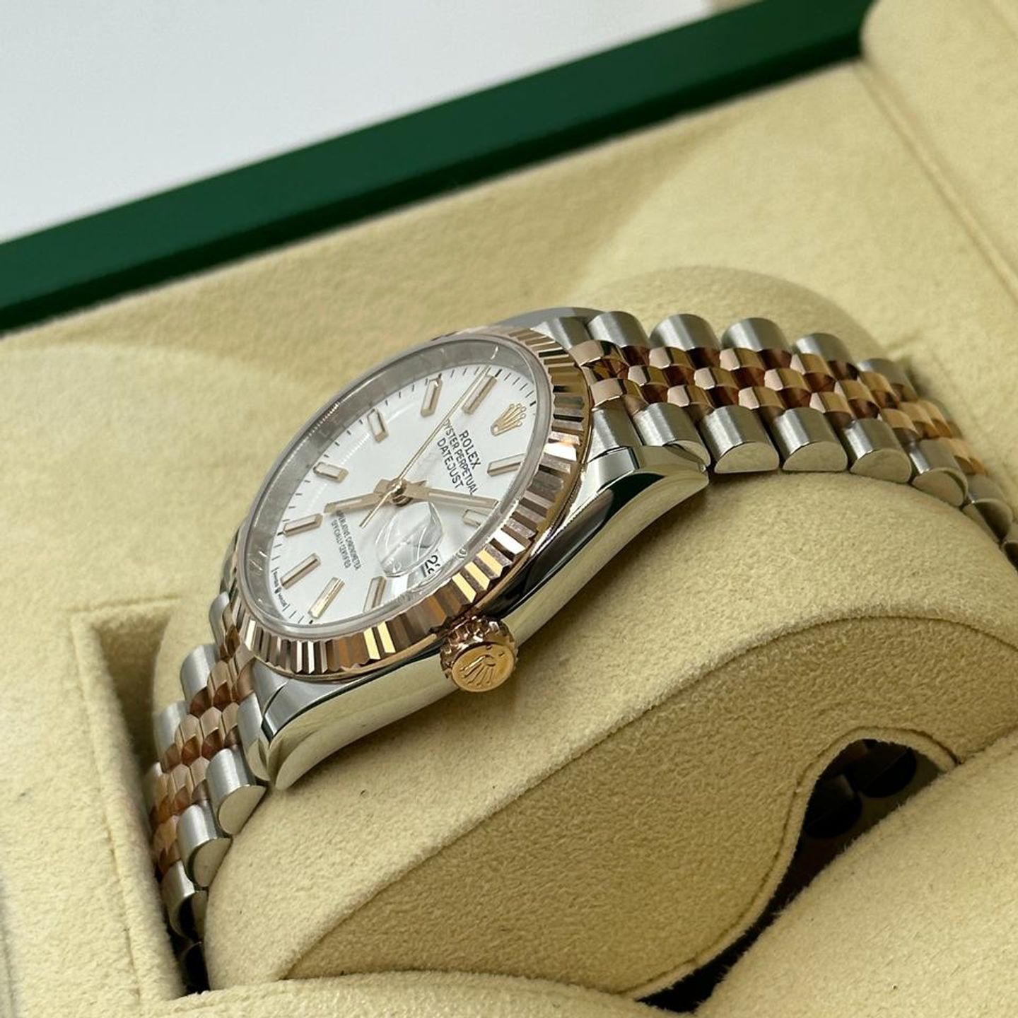 Rolex Datejust 126231 (2026) - 44mm Goud/Staal (5/10)