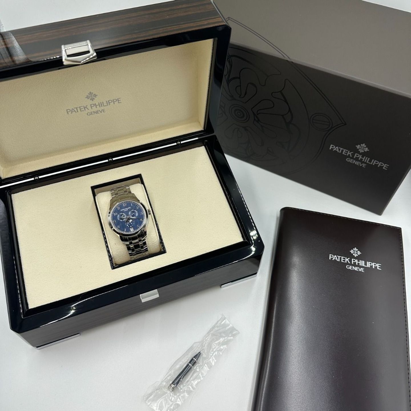 Patek Philippe Annual Calendar 4947/1A-001 (2024) - Blue dial 38 mm Steel case (2/8)