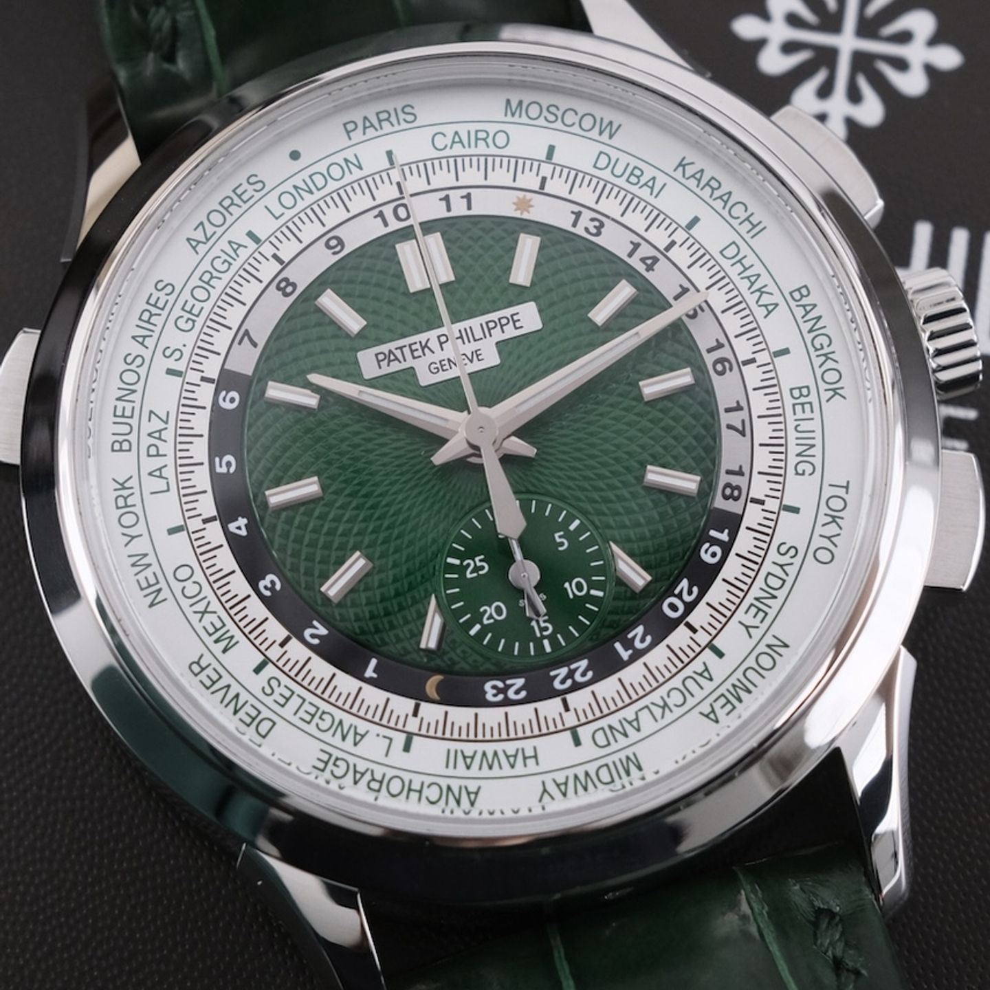 Patek Philippe World Time Chronograph 5930P-001 (2022) - Green dial 40 mm Platinum case (6/8)