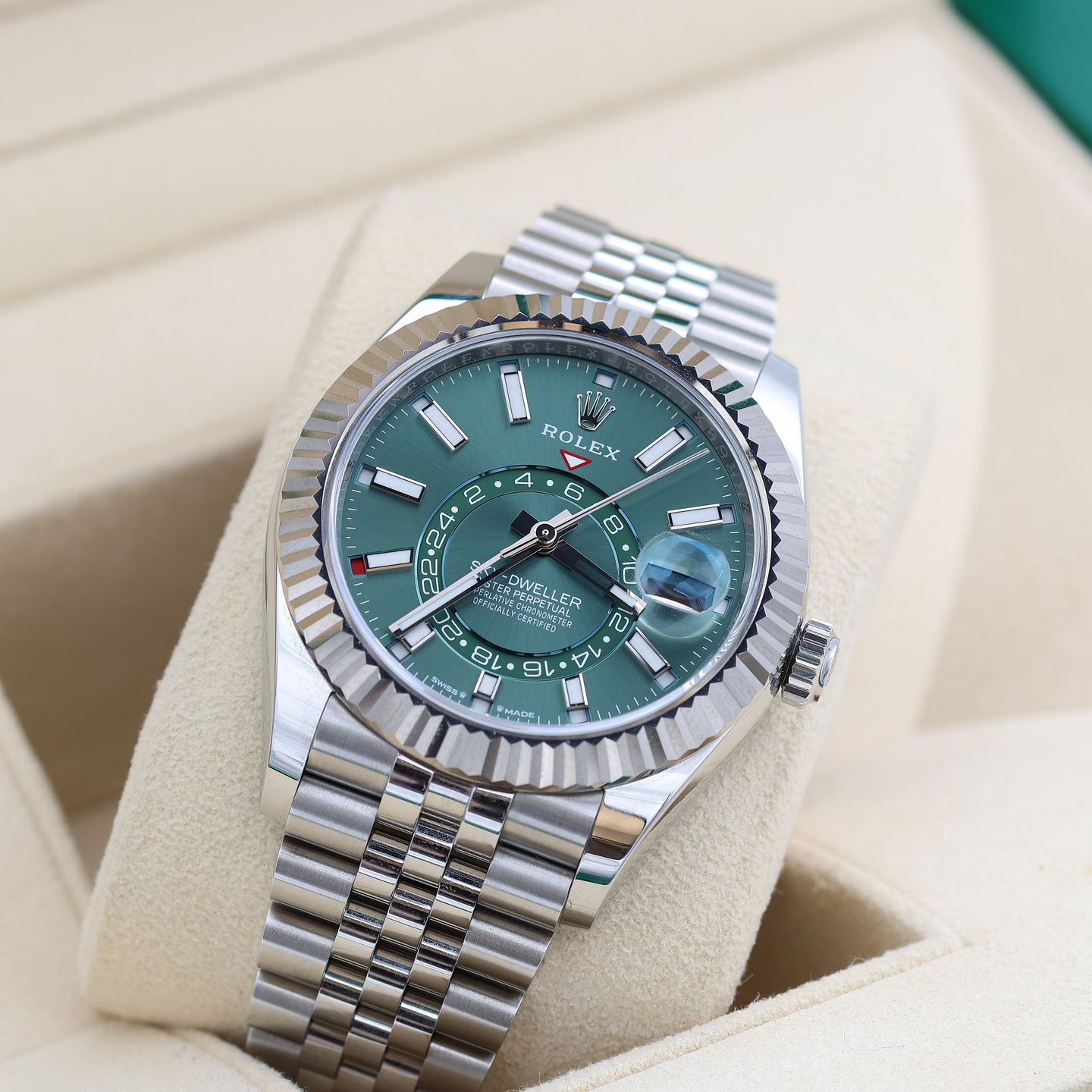 Rolex Sky-Dweller 326933 (2024) - Green dial 42 mm Gold/Steel case (1/8)