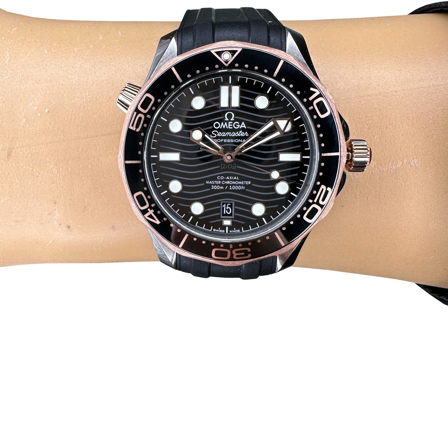 Omega Seamaster Diver 300 M 210.22.42.20.01.002 (2024) - Black dial 42 mm Gold/Steel case (2/8)