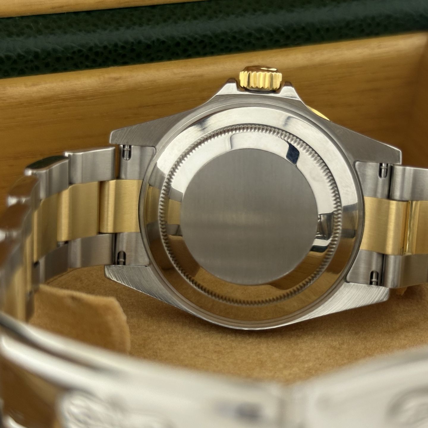 Rolex Submariner Date 16613 (2004) - Black dial 40 mm Gold/Steel case (2/8)