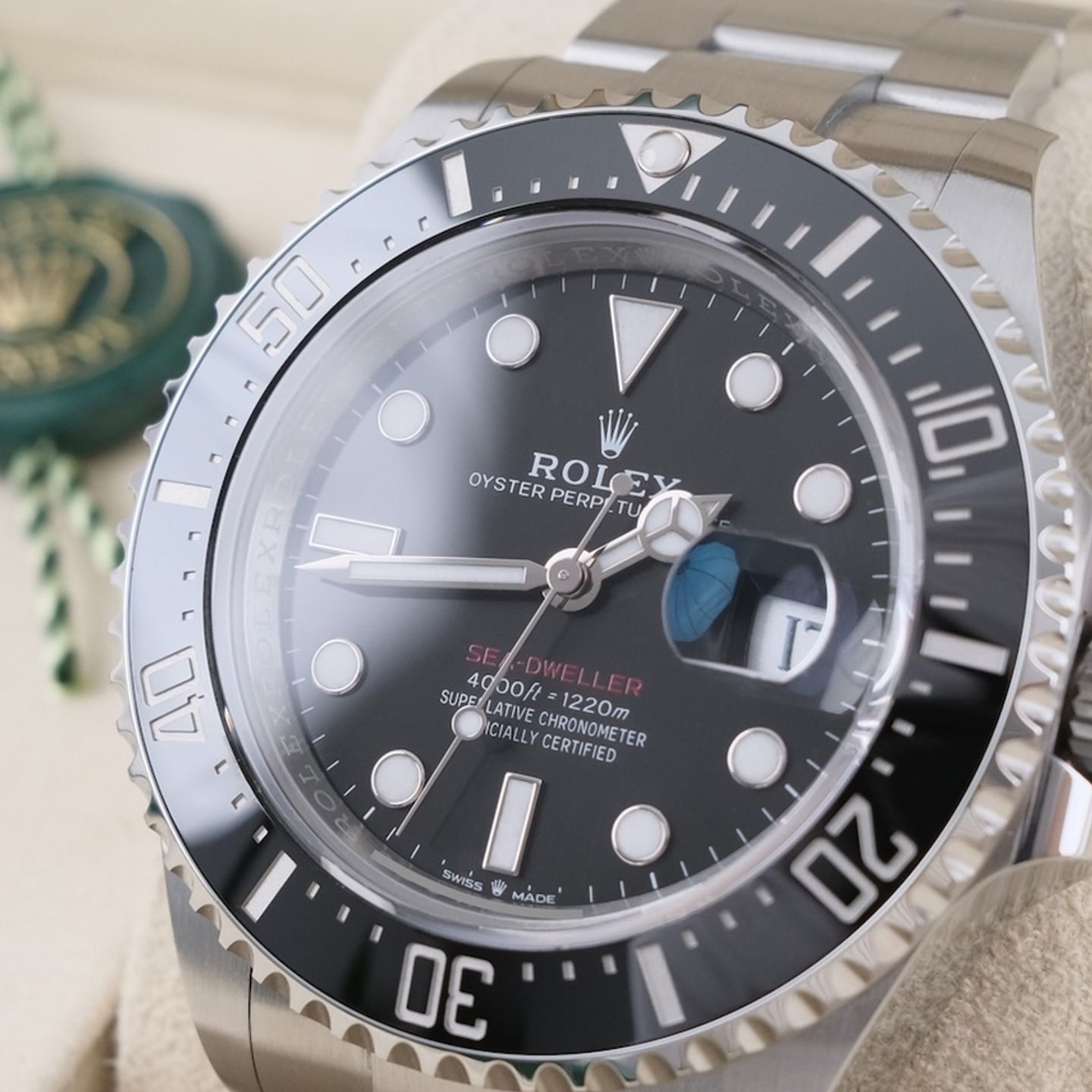 Rolex Sea-Dweller 126600 (2025) - Black dial 43 mm Steel case (4/8)