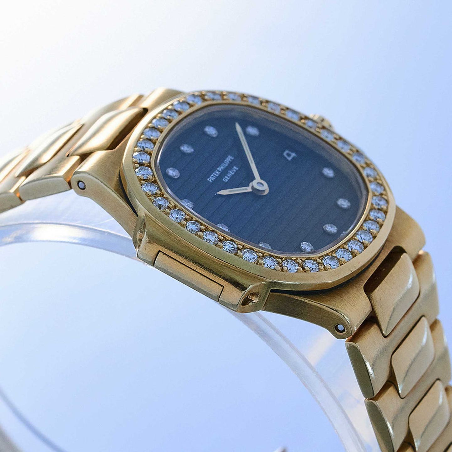 Patek Philippe Nautilus 4700 (1990) - Black dial 27 mm Yellow Gold case (6/10)