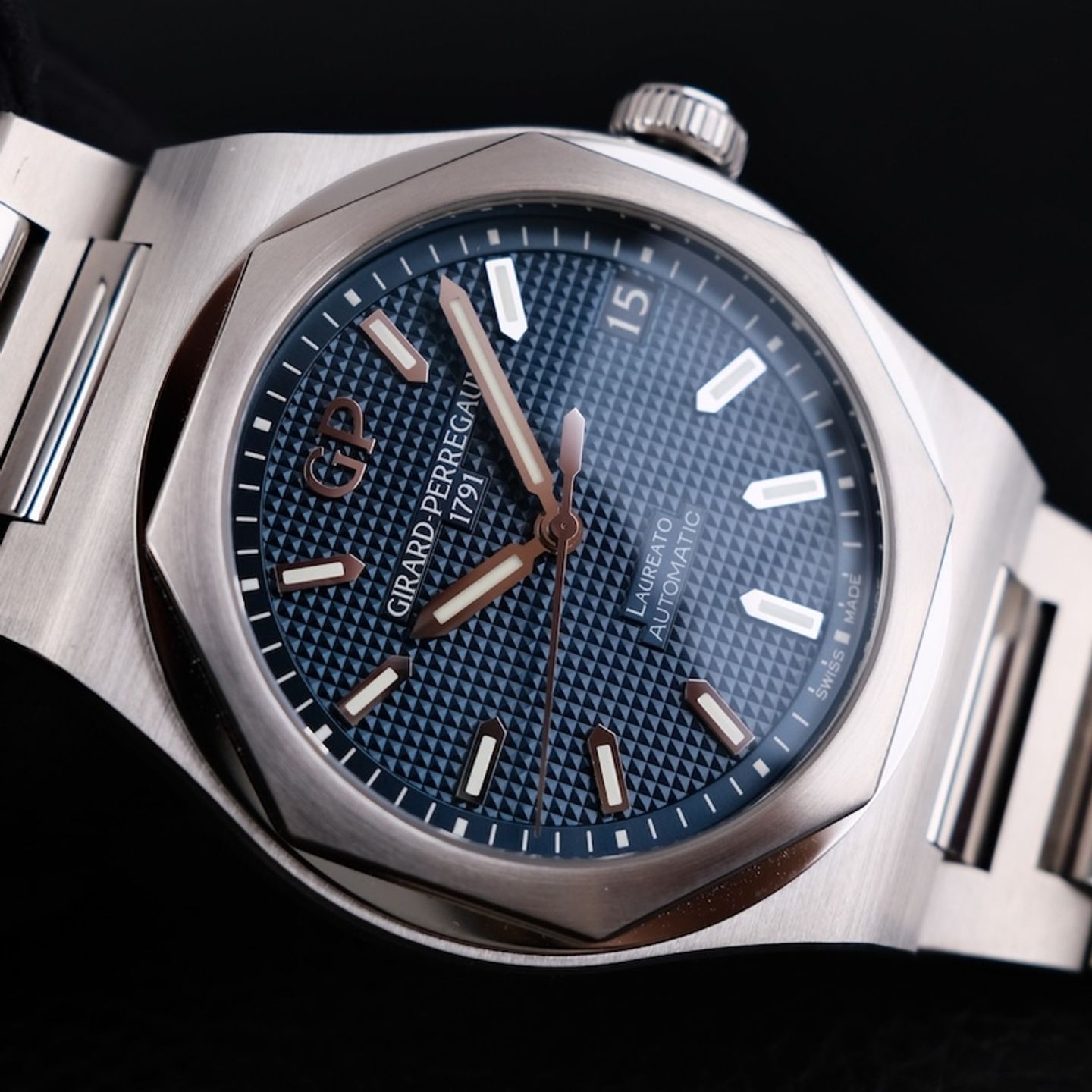 Girard-Perregaux Laureato 81010-11-431-11A (2021) - Blue dial 43 mm Steel case (5/8)