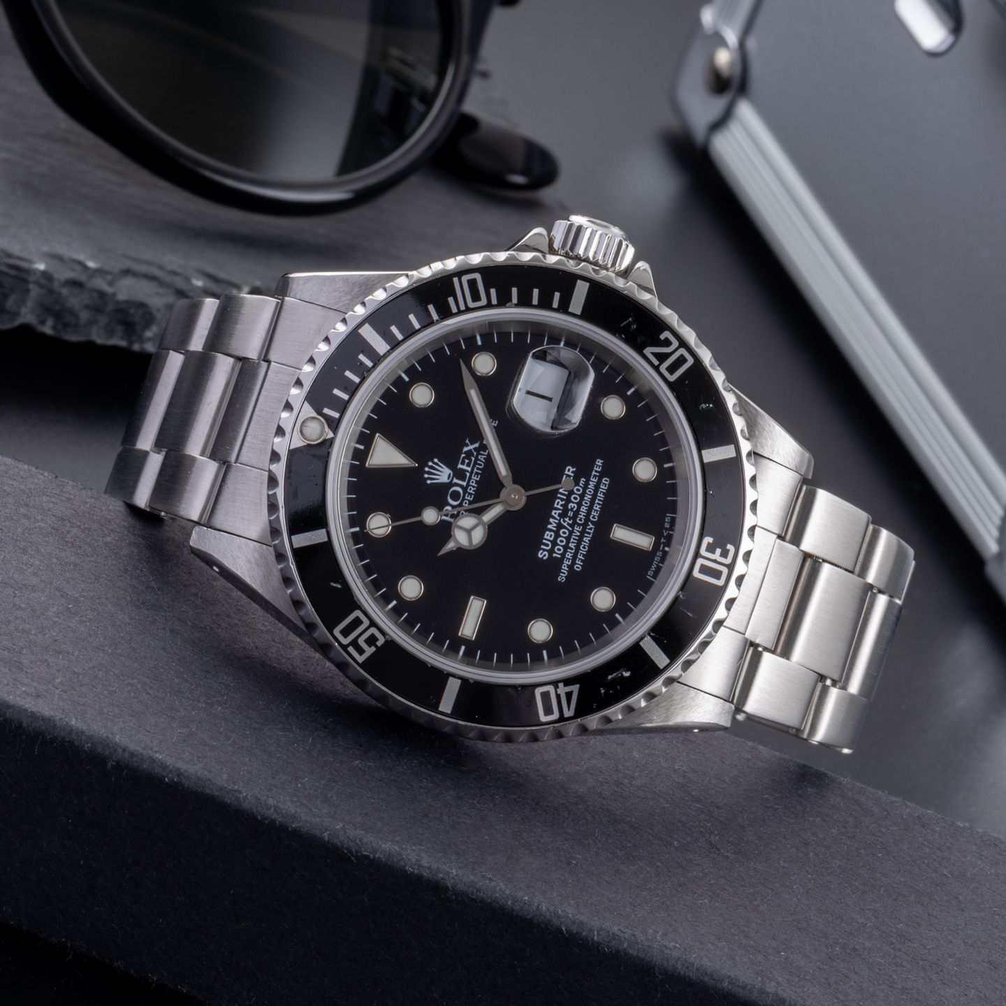 Rolex Submariner Date 16610 (1997) - Black dial 40 mm Steel case (2/8)