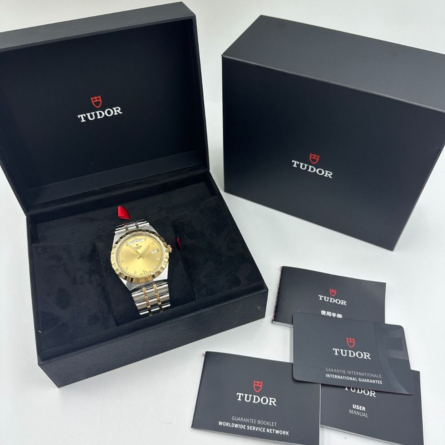 Tudor Royal 28603-0006 (2024) - Champagne wijzerplaat 41mm Staal (2/8)