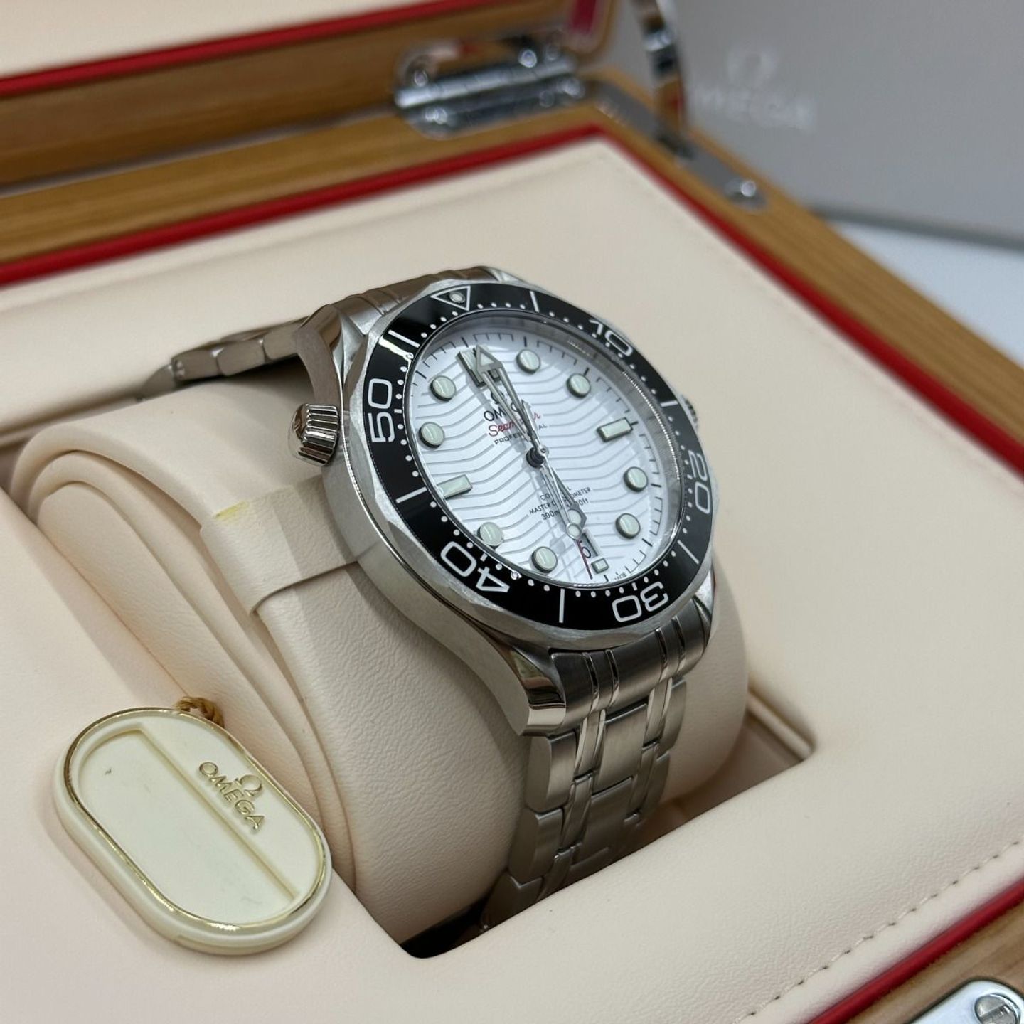 Omega Seamaster Diver 300 M 210.30.42.20.04.001 (2023) - White dial 42 mm Steel case (2/8)