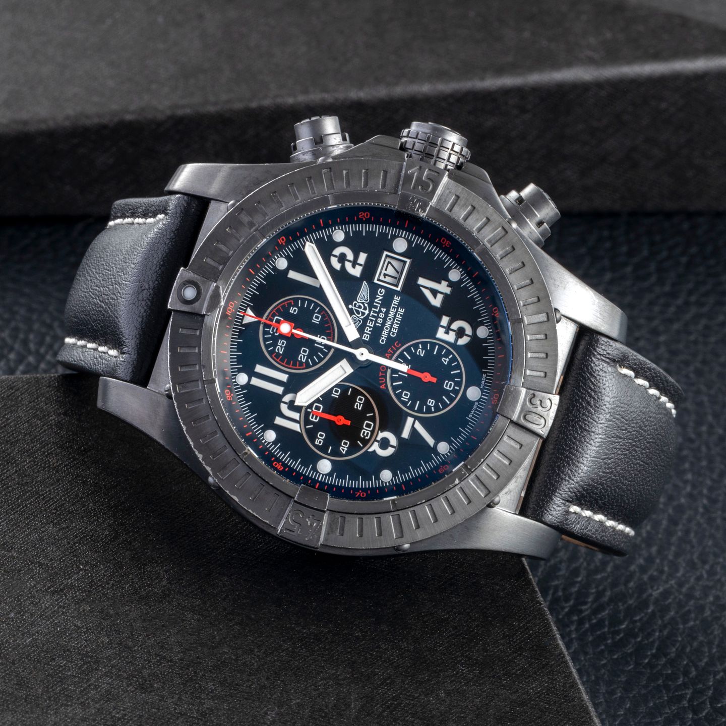 Breitling Super Avenger M13370 (2009) - Black dial 48 mm Steel case (2/8)