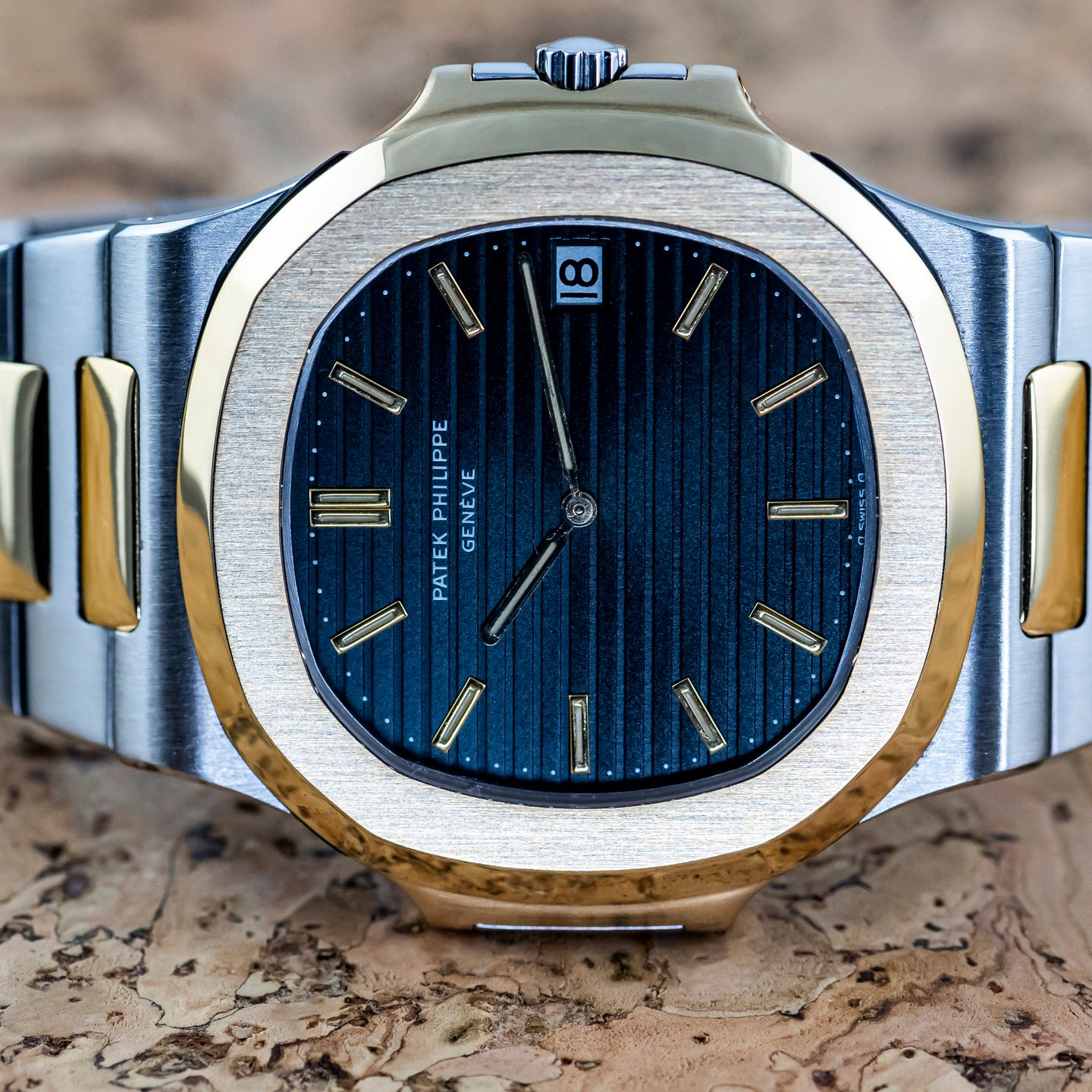 Patek Philippe Nautilus 3700/011JA (1986) - Blue dial 42 mm Gold/Steel case (2/8)