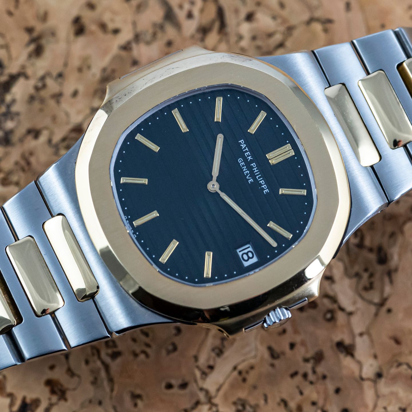 Patek Philippe Nautilus 3700/011JA (1986) - Blue dial 42 mm Gold/Steel case (1/8)