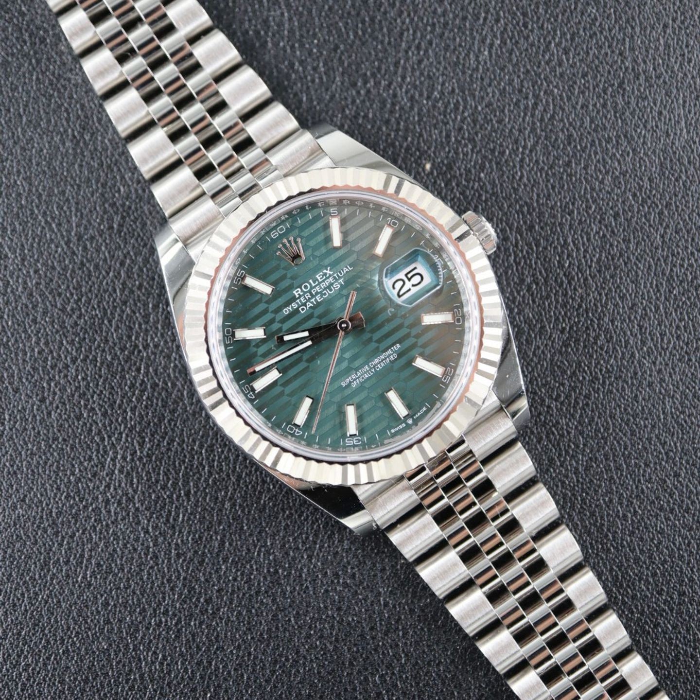 Rolex Datejust 41 126334 (2022) - Green dial 41 mm Steel case (2/7)