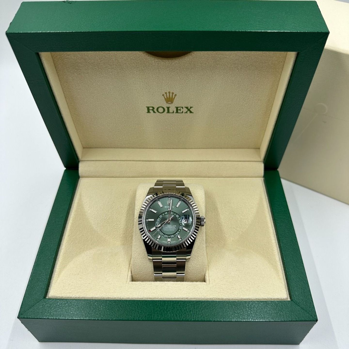 Rolex Sky-Dweller 336934 (2024) - Green dial 42 mm Gold/Steel case (4/8)