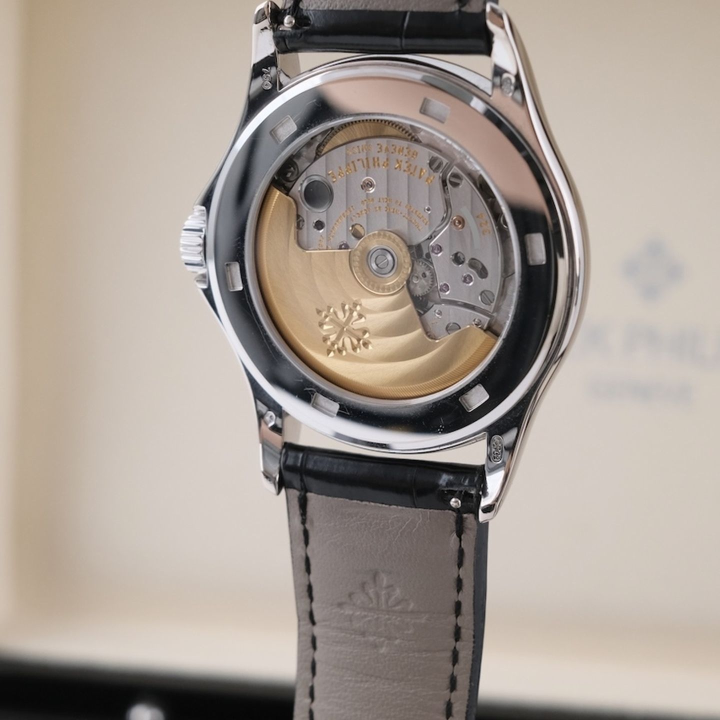 Patek Philippe Calatrava 5127G-001 (2015) - Silver dial 37 mm White Gold case (7/8)