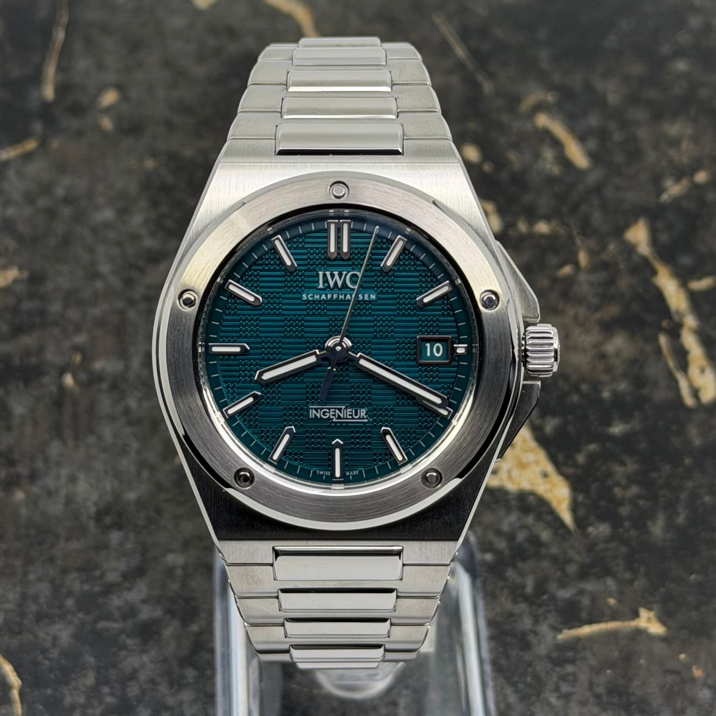 IWC Ingenieur Automatic IW328903 (2026) - Blue dial 40 mm Steel case (2/8)