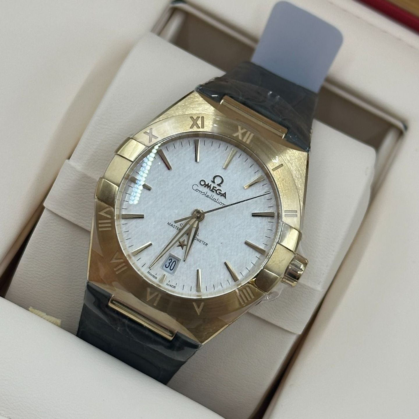 Omega Constellation 131.53.39.20.02.002 (2024) - Silver dial 39 mm Yellow Gold case (8/8)