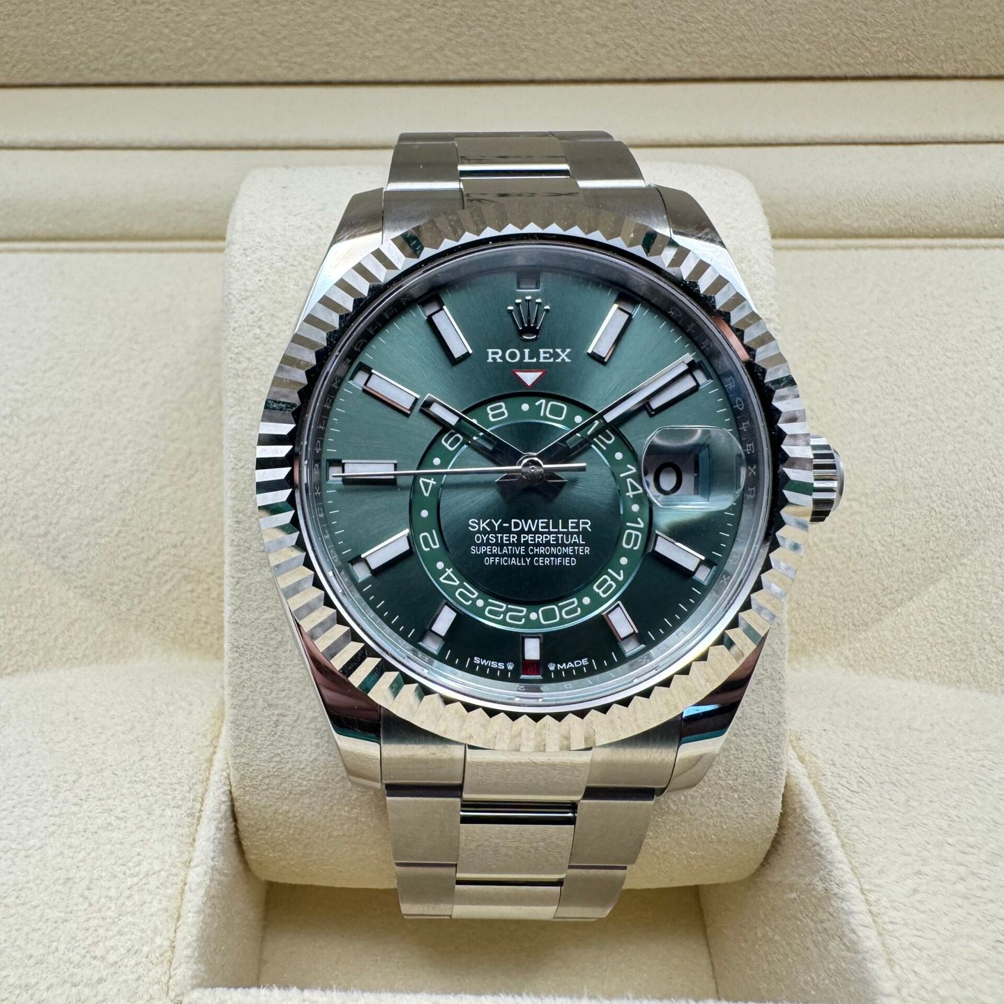 Rolex Sky-Dweller 336934 (2024) - Groen wijzerplaat 42mm Goud/Staal (2/8)