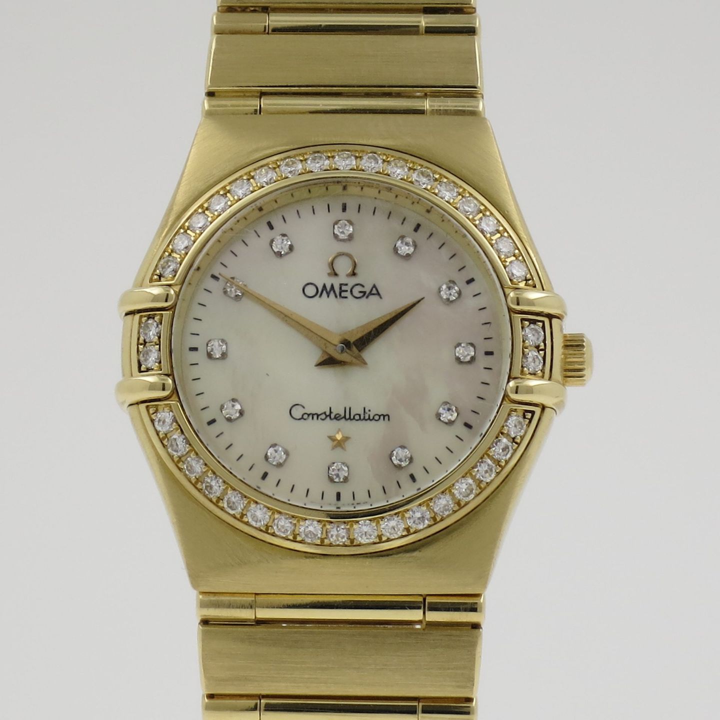 Omega Constellation Quartz 895.1201 (1995) - Pearl dial 26 mm Yellow Gold case (1/4)