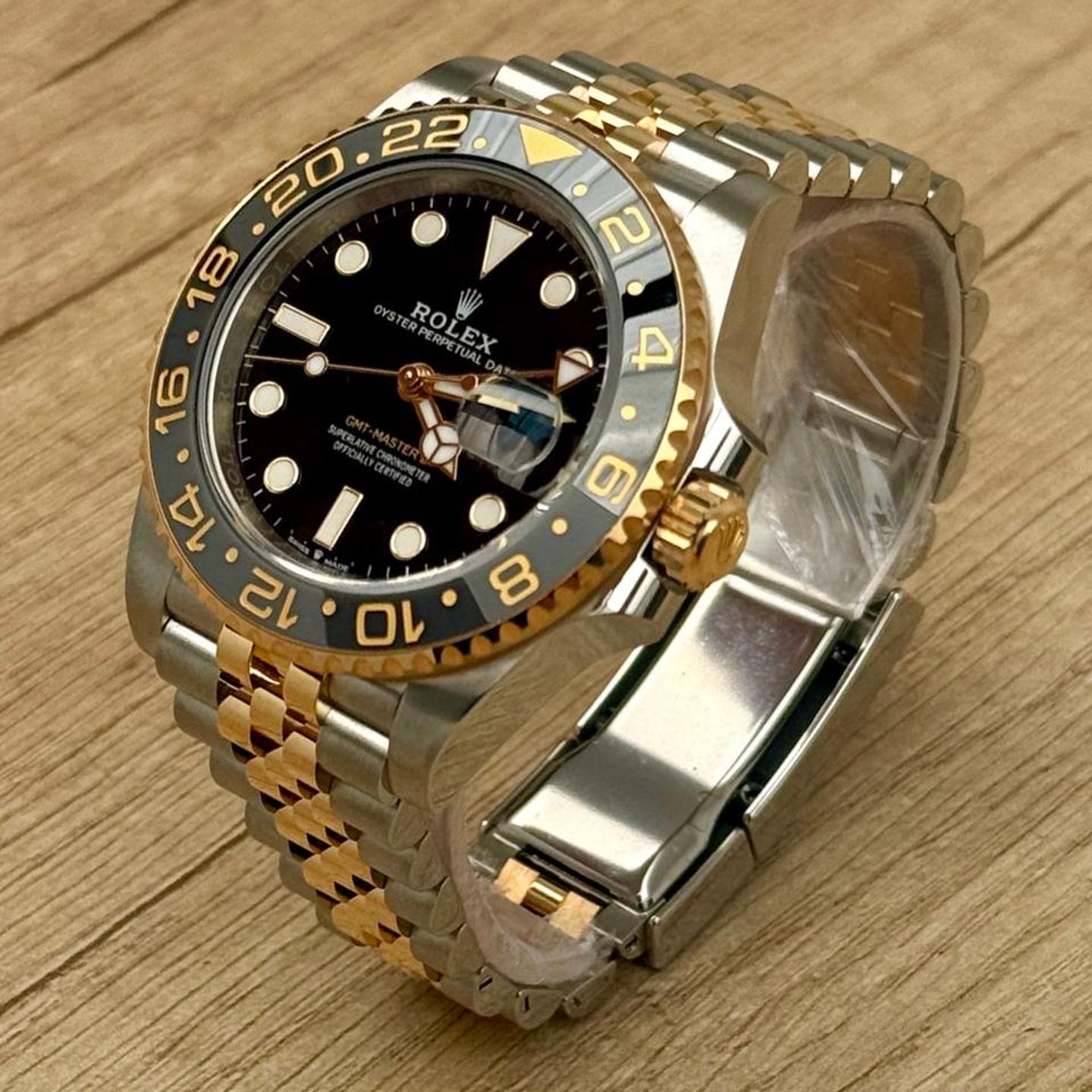Rolex GMT-Master II 126713grnr (2026) - Black dial 40 mm Gold/Steel case (5/10)