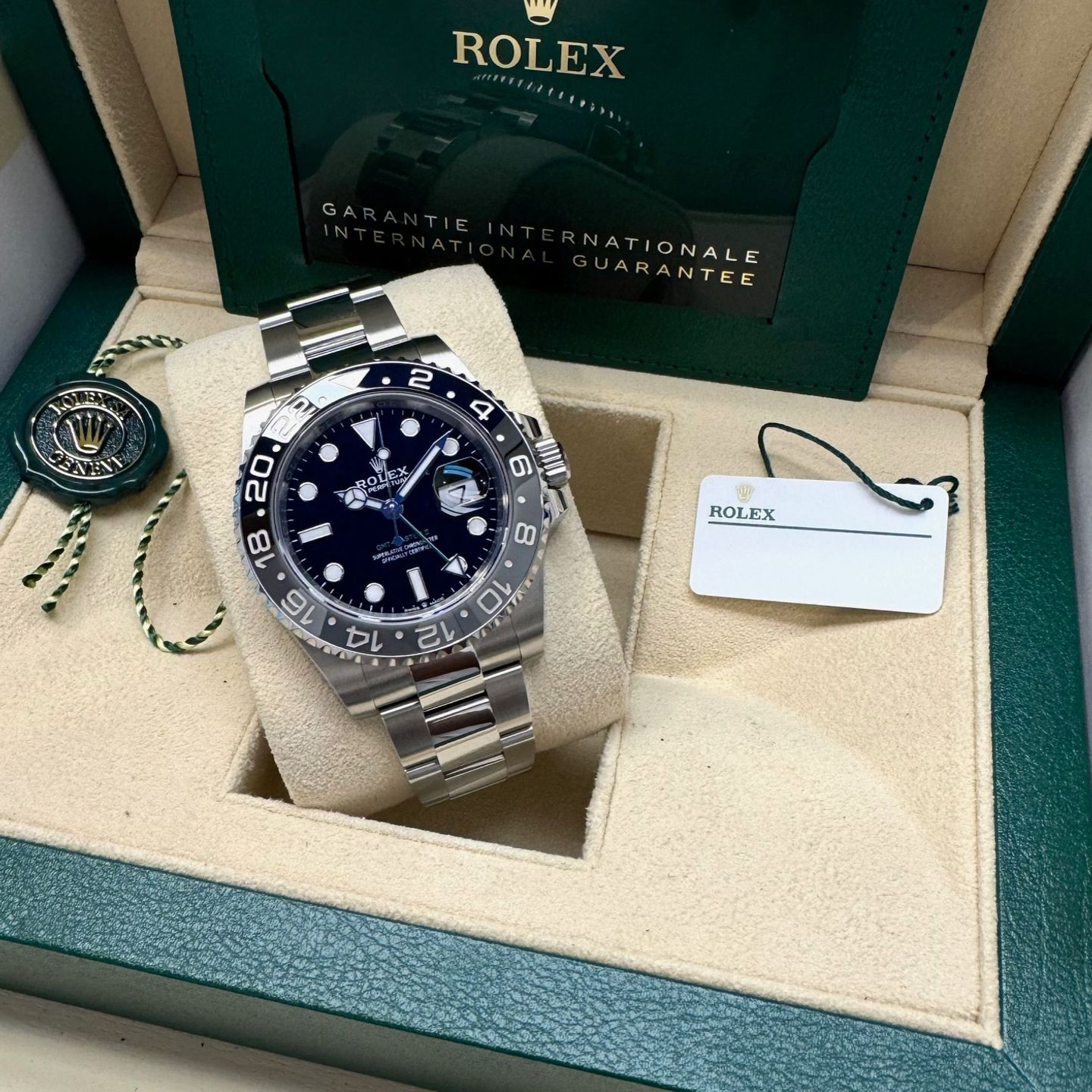 Rolex GMT-Master II 126710GRNR (2024) - Black dial 40 mm Steel case (2/6)