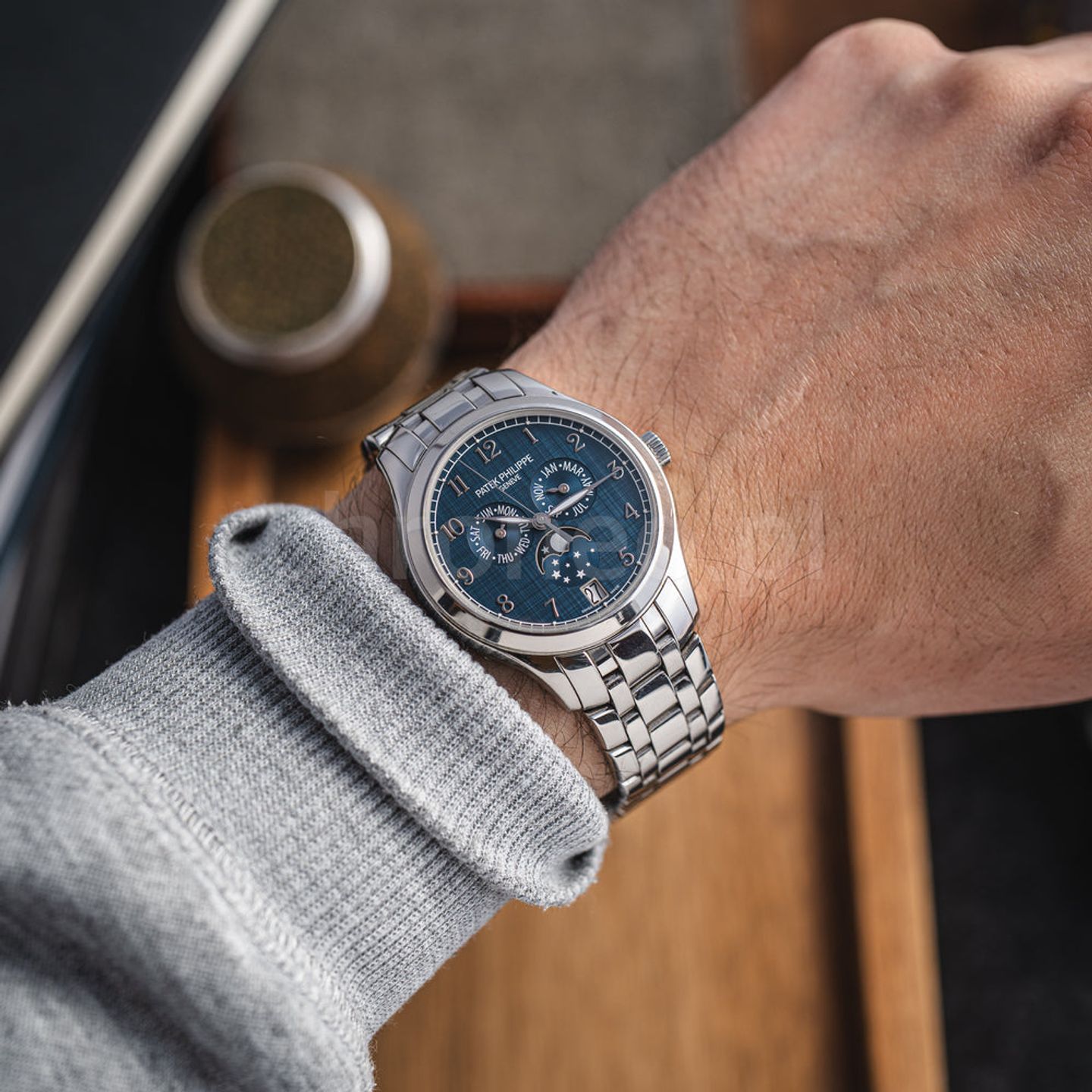 Patek Philippe Annual Calendar 4947/1A-001 (Unknown (random serial)) - Blue dial 38 mm Steel case (4/8)