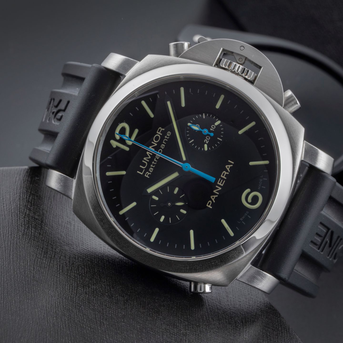 Panerai Special Editions PAM00362 (2010) - Black dial 44 mm Steel case (2/8)