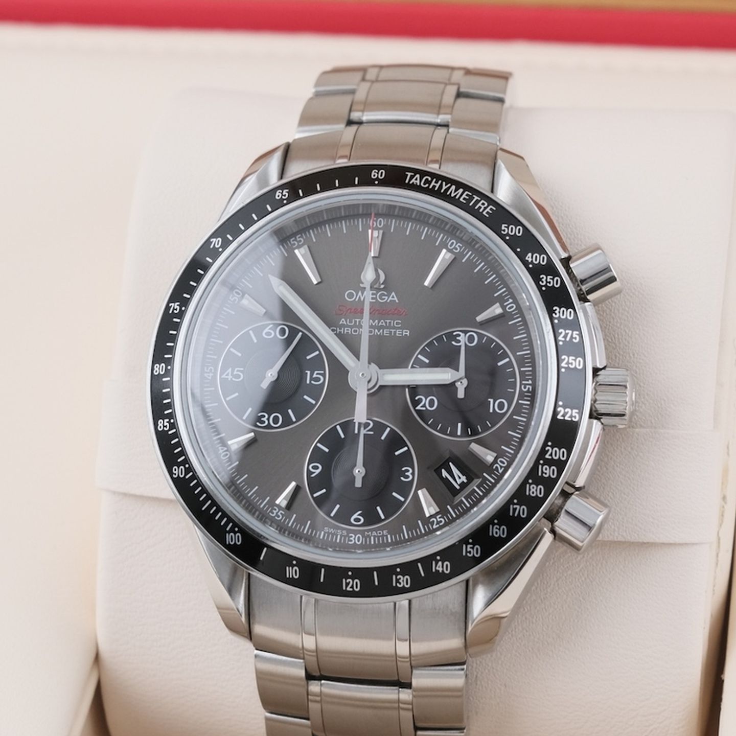 Omega Speedmaster Date 323.30.40.40.06.001 (2016) - Grey dial 40 mm Steel case (4/8)