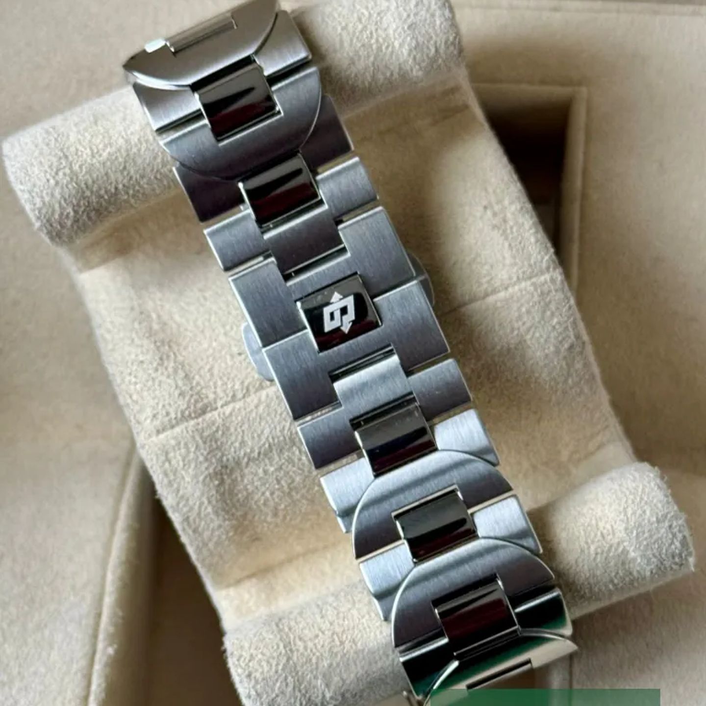 Panerai Luminor Due PAM01539 (2025) - Red dial 42 mm Steel case (6/7)