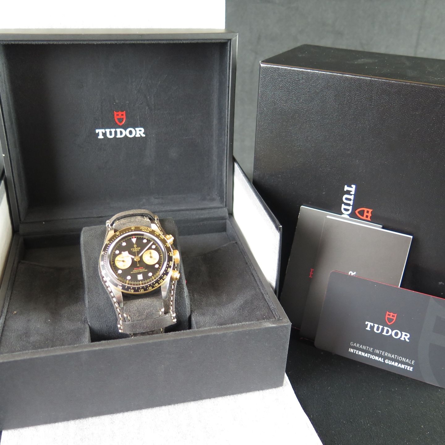 Tudor Black Bay Chrono 79363N (2023) - Black dial 41 mm Gold/Steel case (8/8)