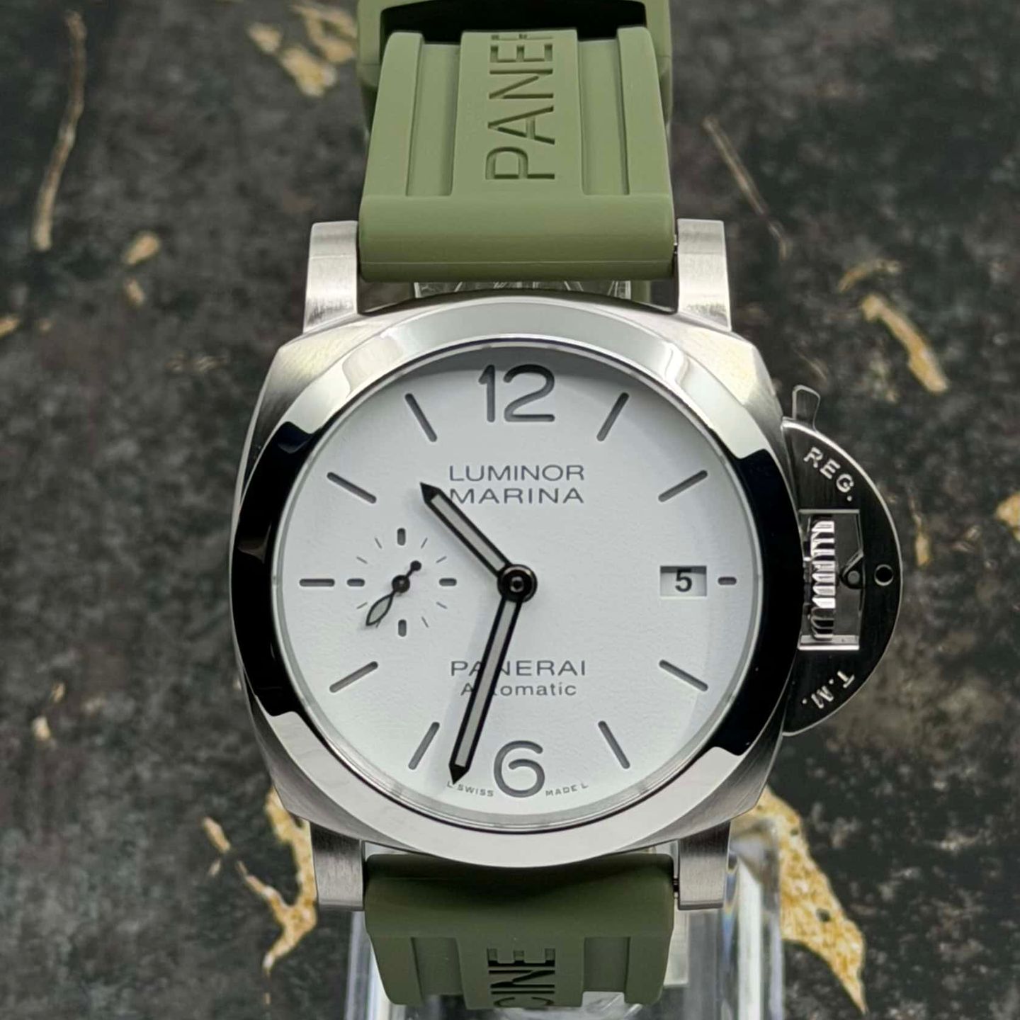 Panerai Luminor Marina PAM01371 (2026) - White dial 40 mm Steel case (3/8)