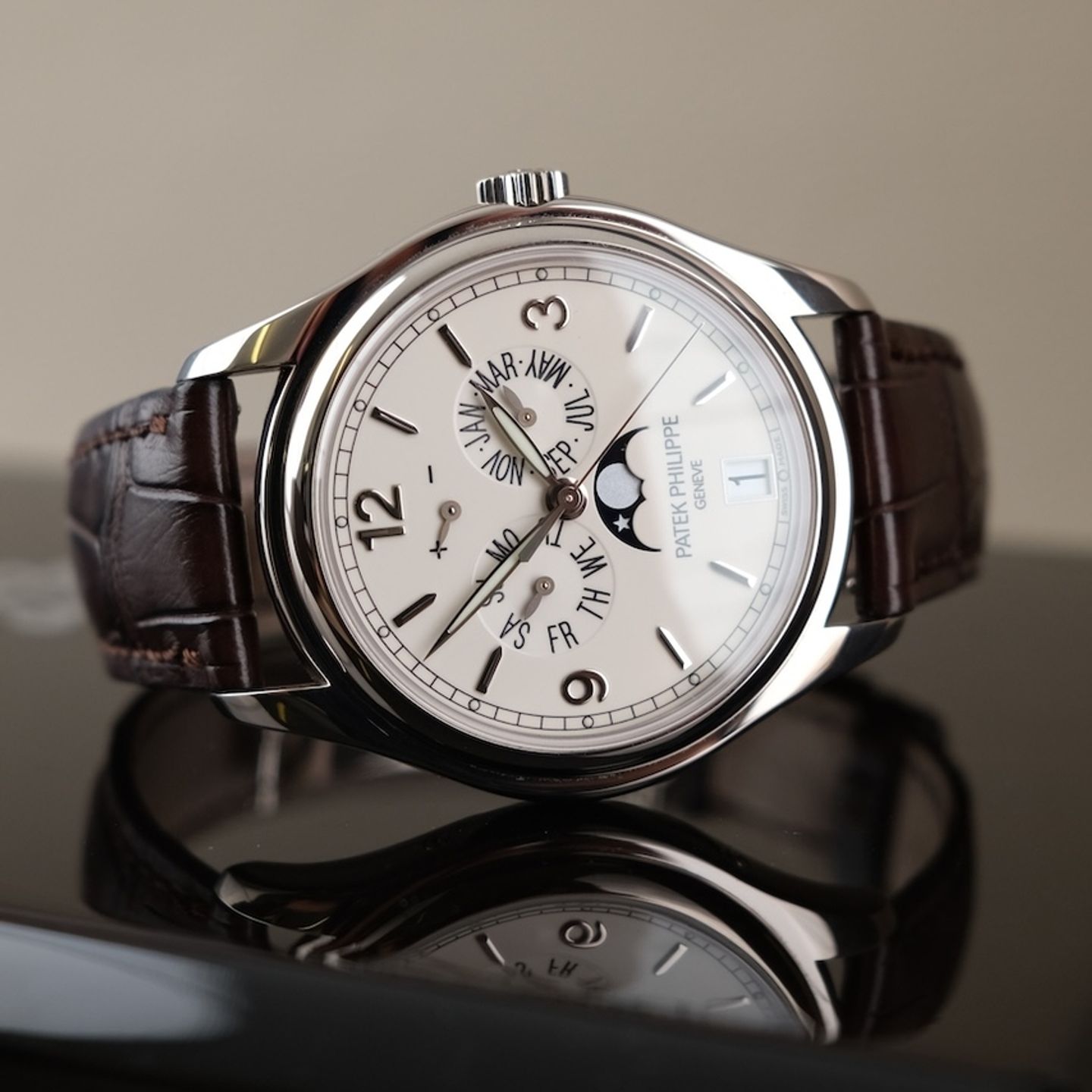Patek Philippe Annual Calendar 5146G-001 (2010) - Beige dial 39 mm White Gold case (2/8)