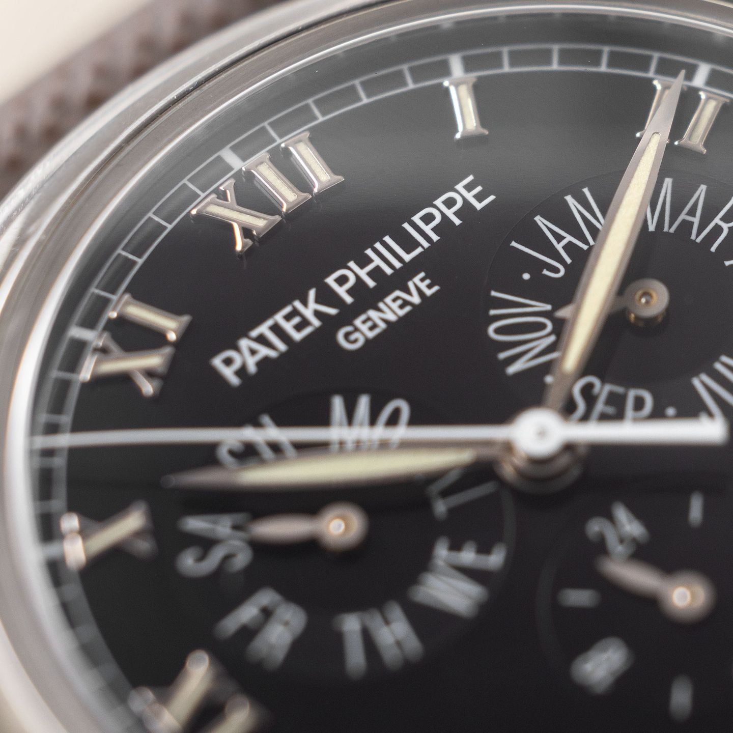 Patek Philippe Annual Calendar 5035P (1997) - 37mm Platina (2/8)