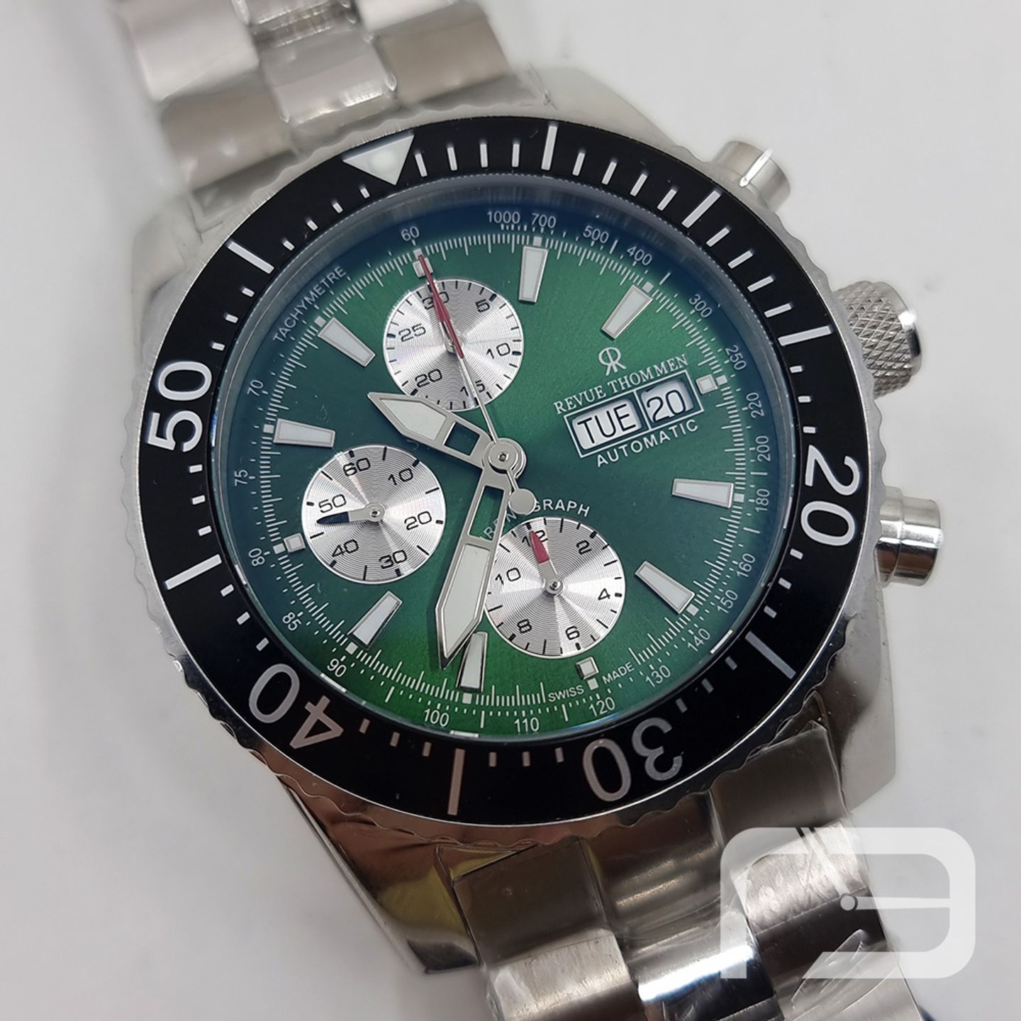 Revue Thommen Diver's Day-Date Chronograph 17030.6121 (2024) - Green dial 45 mm Steel case (2/8)