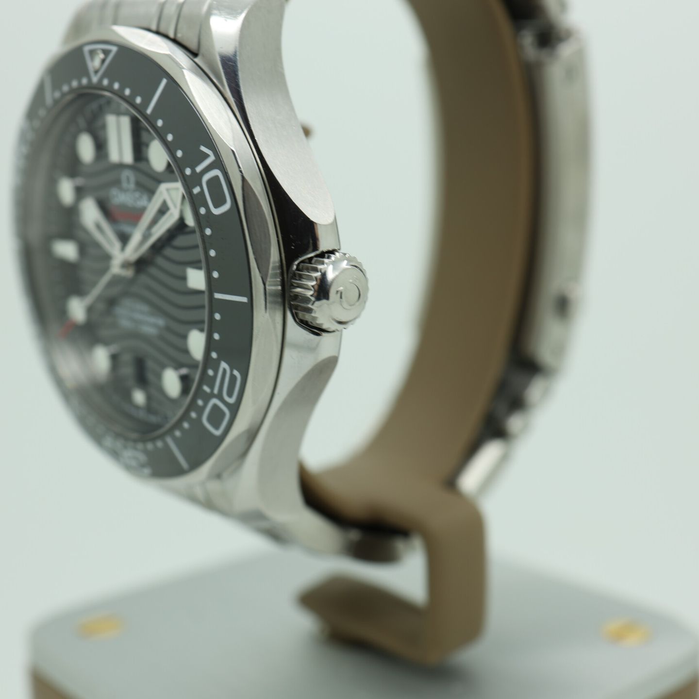 Omega Seamaster Diver 300 M 210.30.42.20.01.001 (2019) - Black dial 42 mm Steel case (3/8)