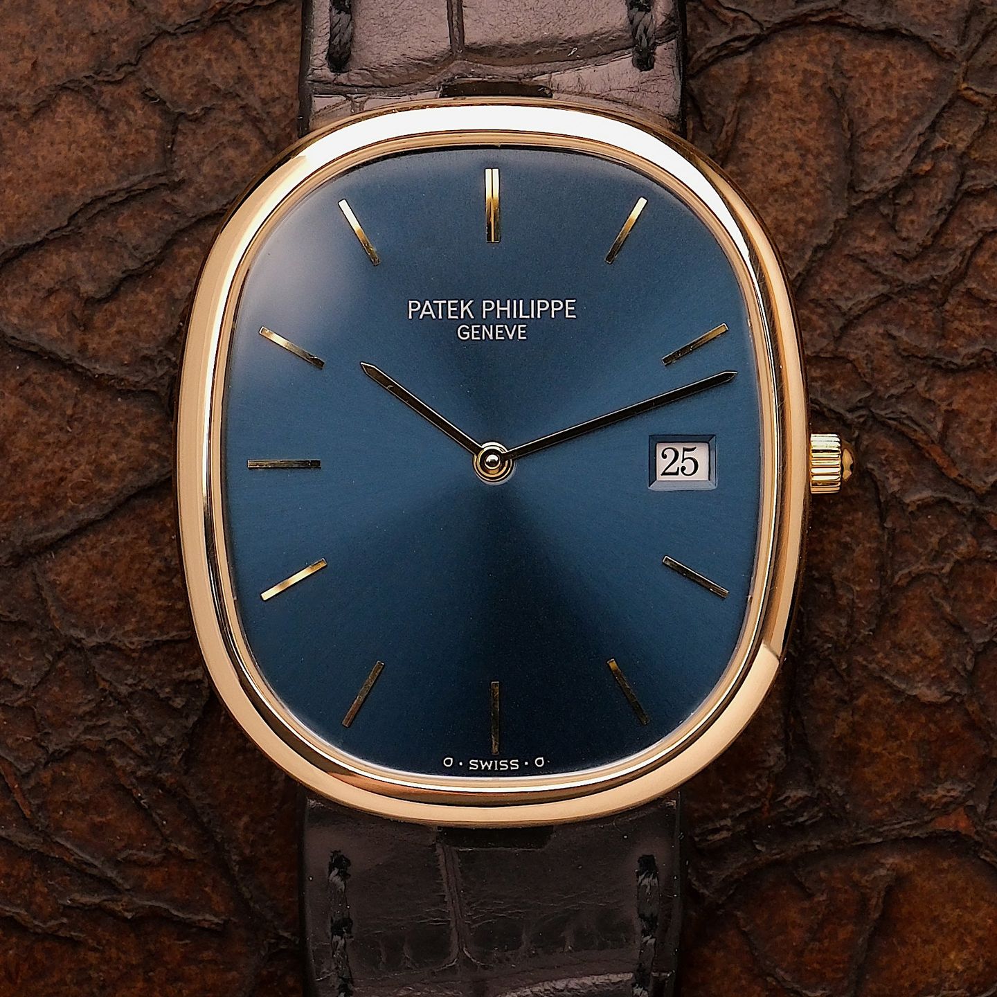 Patek Philippe Golden Ellipse 3747 (1968) - Blue dial 31 mm Yellow Gold case (3/5)