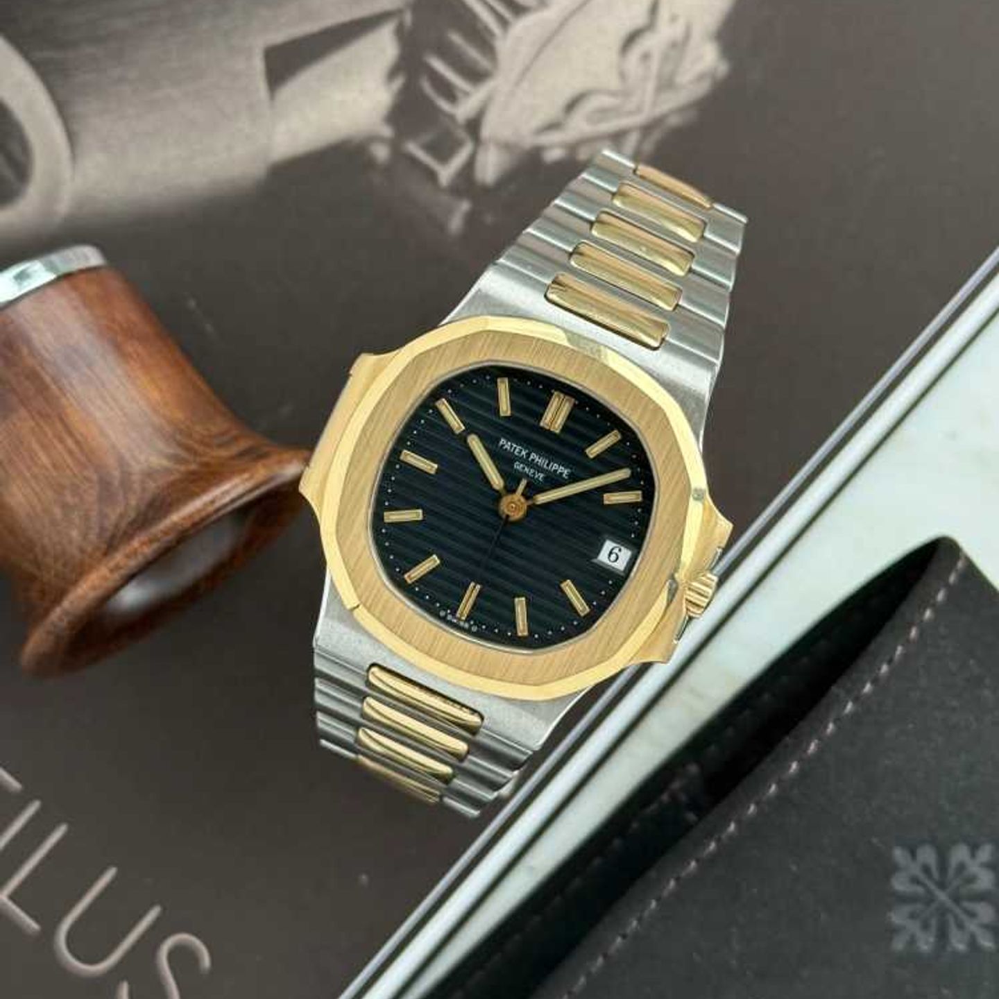 Patek Philippe Nautilus 3800 (Onbekend (willekeurig serienummer)) - Blauw wijzerplaat 37mm Goud/Staal (6/8)