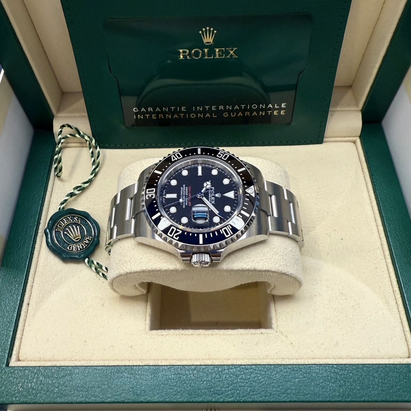 Rolex Sea-Dweller 126600 (2024) - Black dial 43 mm Steel case (3/6)