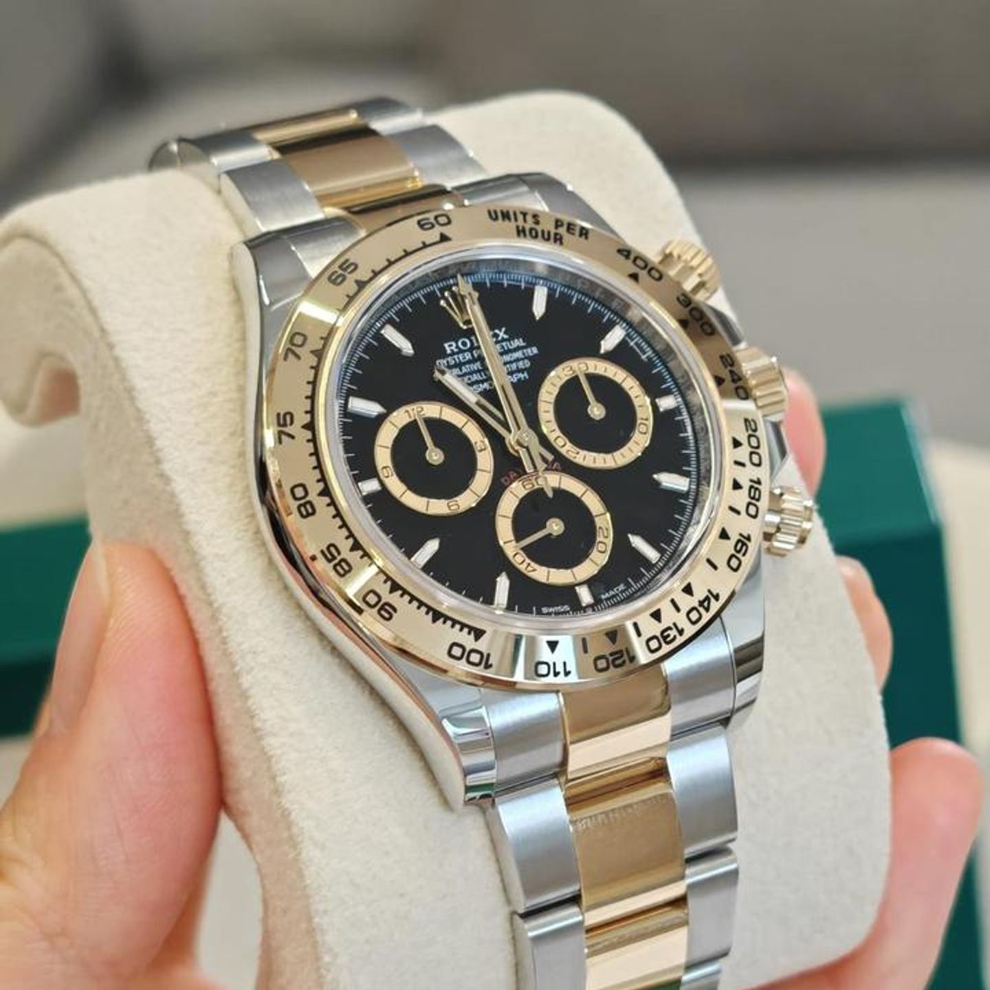 Rolex Daytona 126503 (2026) - Black dial 40 mm Gold/Steel case (4/5)
