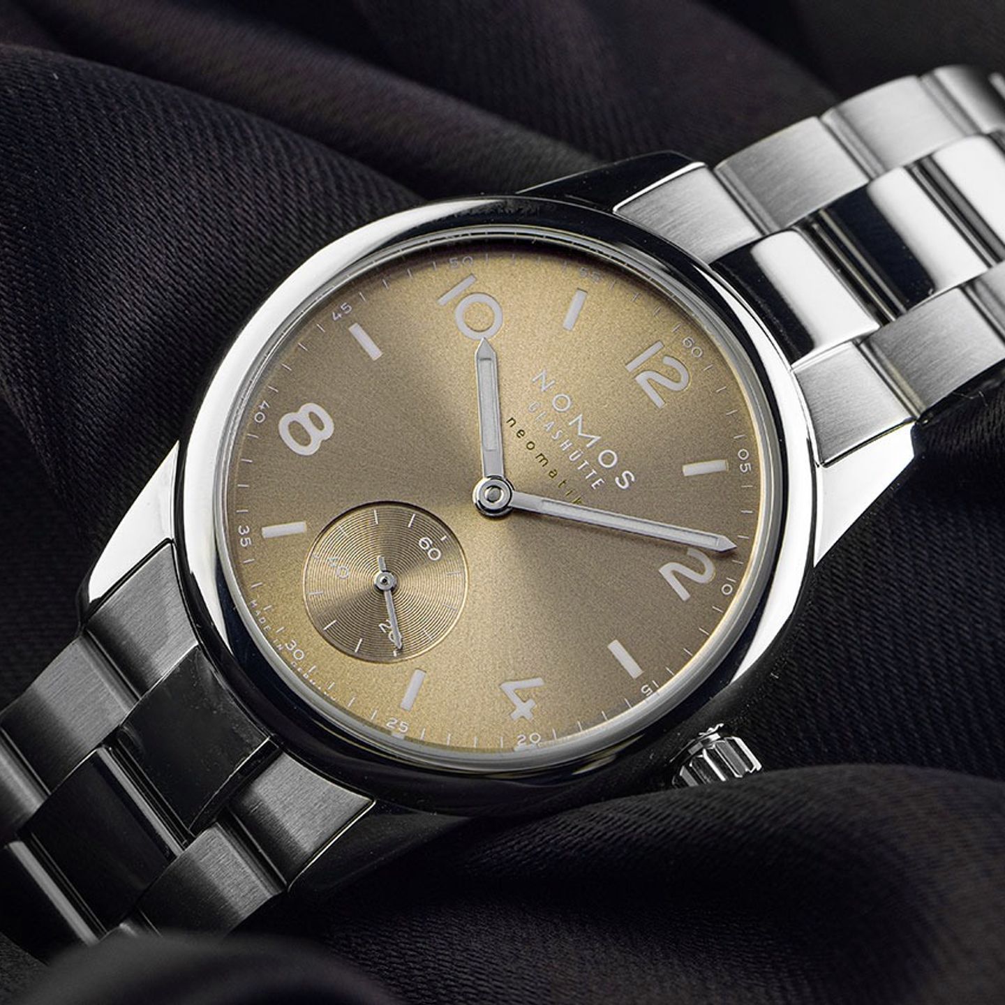 NOMOS Club Neomatik 755 (2026) - Gold dial 34 mm Steel case (3/7)