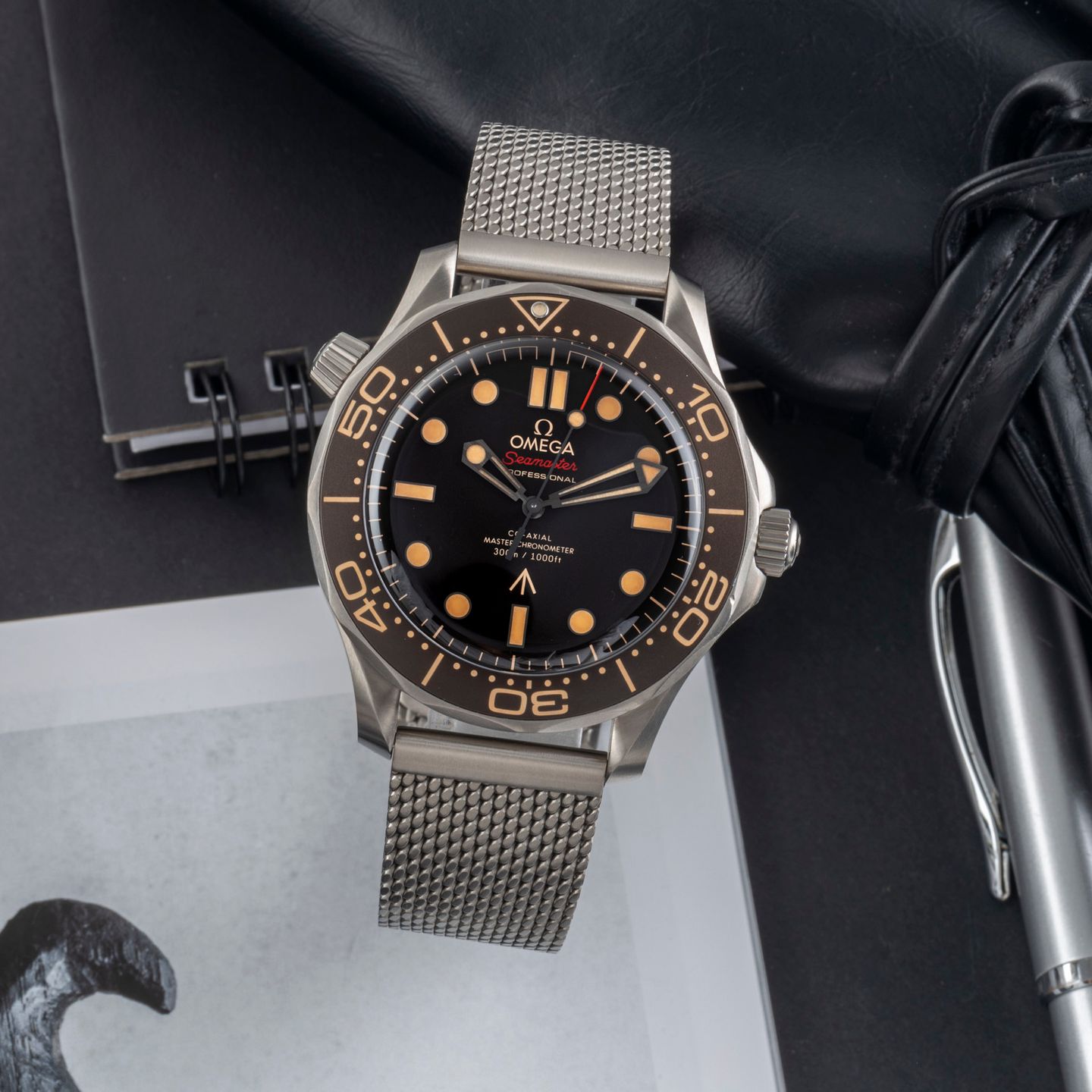 Omega Seamaster Diver 300 M 210.90.42.20.01.001 (Onbekend (willekeurig serienummer)) - Bruin wijzerplaat 42mm Titanium (1/8)