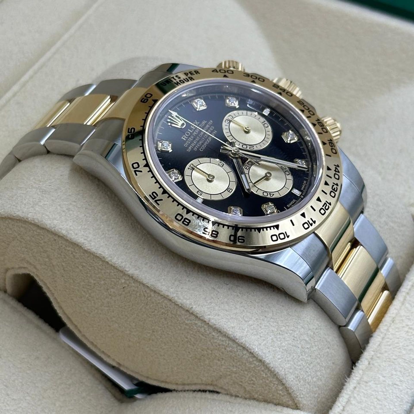 Rolex Daytona 126503 (2026) - Black dial 40 mm Gold/Steel case (7/10)