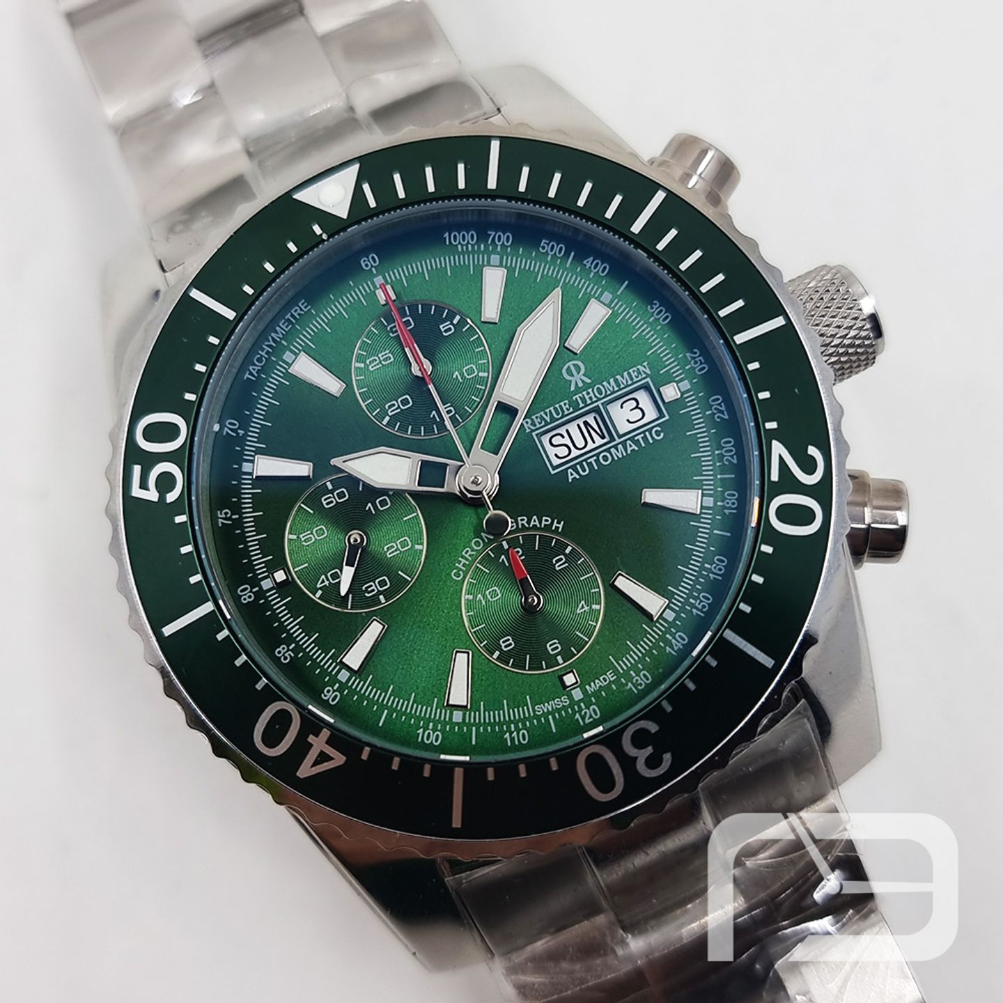 Revue Thommen Diver's Day-Date Chronograph 17030.6132 (2024) - Green dial 45 mm Steel case (2/8)