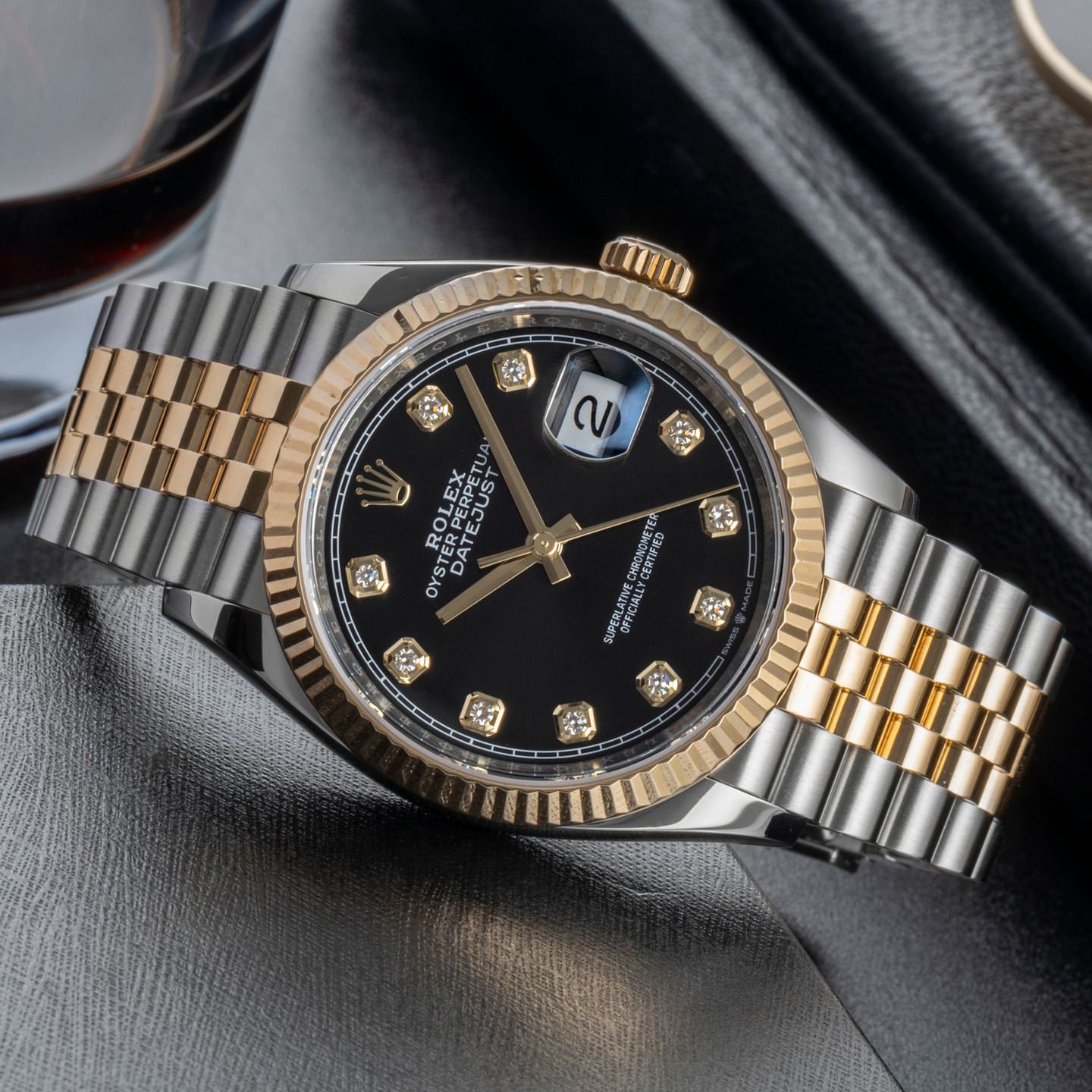 Rolex Datejust 36 126233 (Onbekend (willekeurig serienummer)) - Zwart wijzerplaat 36mm Goud/Staal (2/8)
