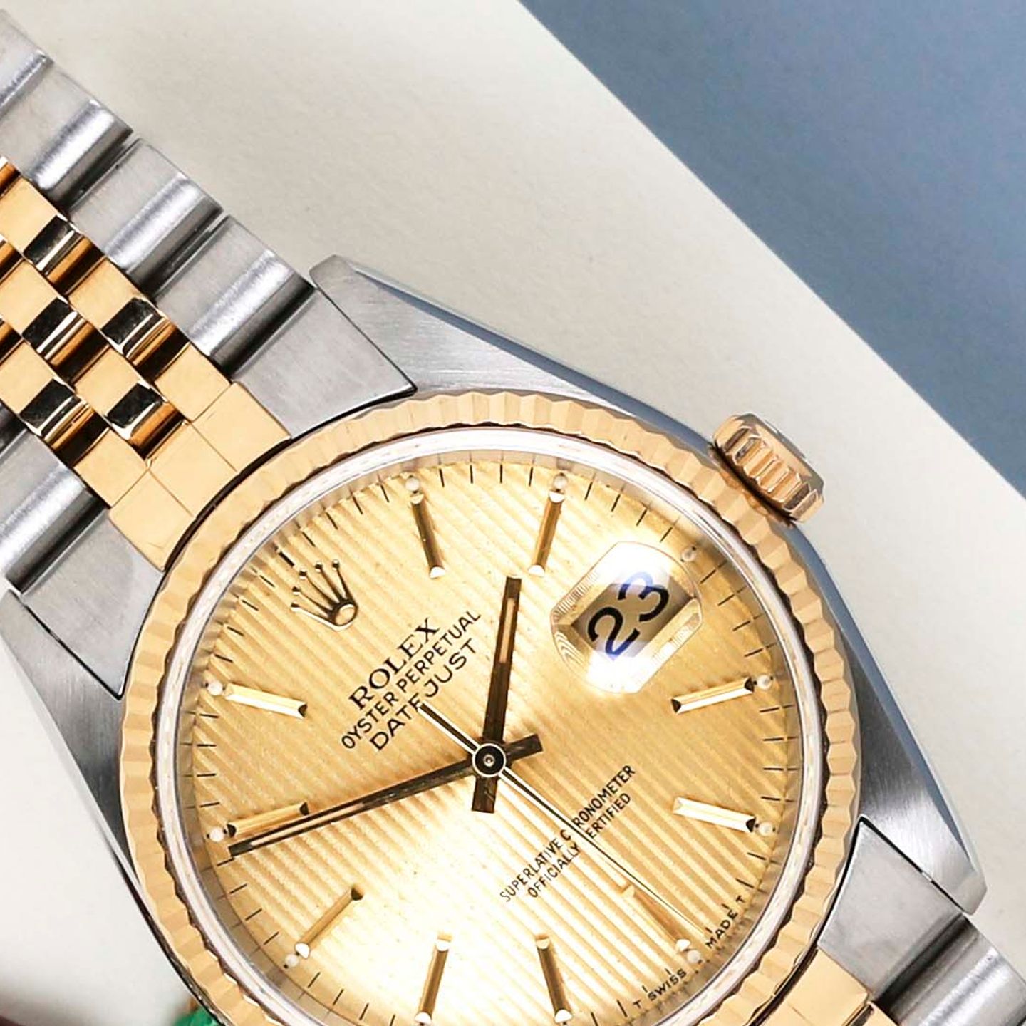 Rolex Datejust 36 16233 (1995) - Champagne wijzerplaat 36mm Goud/Staal (3/8)