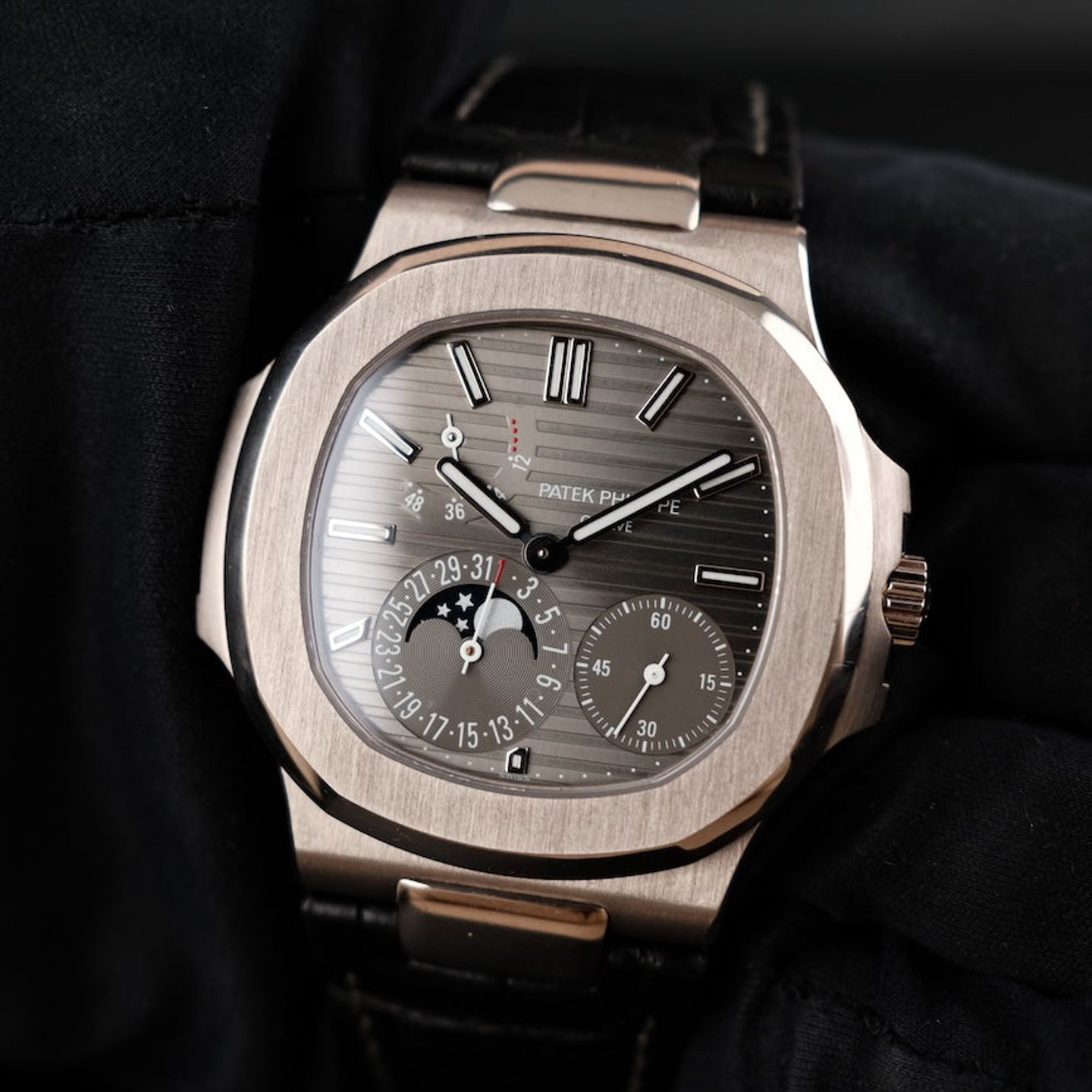 Patek Philippe Nautilus 5712G (2008) - Grijs wijzerplaat 40mm Witgoud (2/8)