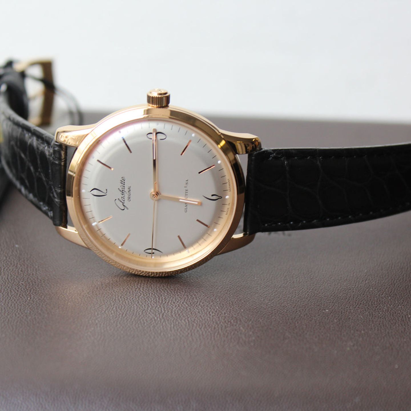 Glashütte Original Sixties 1-39-52-01-01-04 (2024) - Silver dial 39 mm Rose Gold case (4/5)