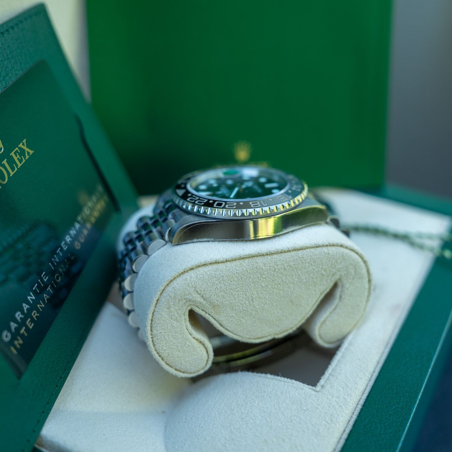 Rolex GMT-Master II 126710GRNR (2024) - Black dial 40 mm Steel case (6/8)