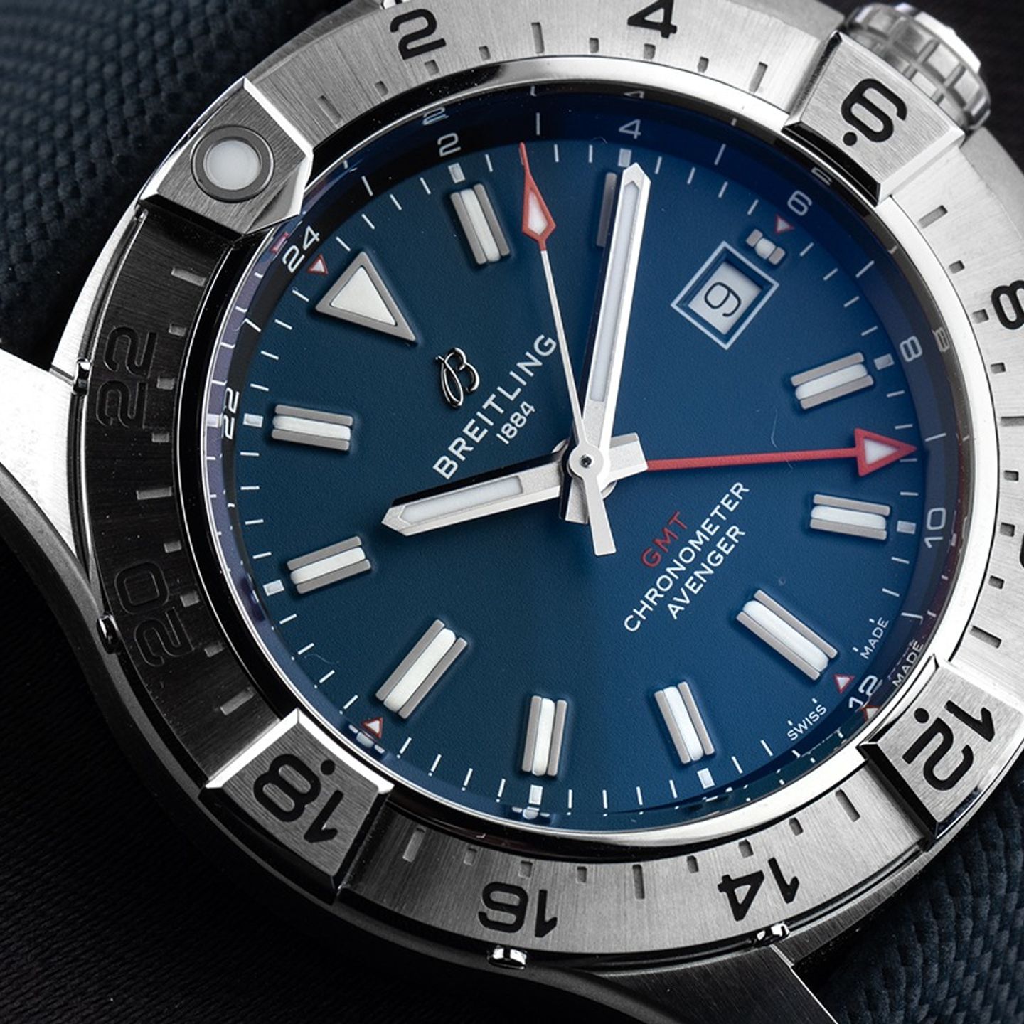 Breitling Avenger A32320101C1X1 (2025) - Blue dial 44 mm Steel case (3/7)