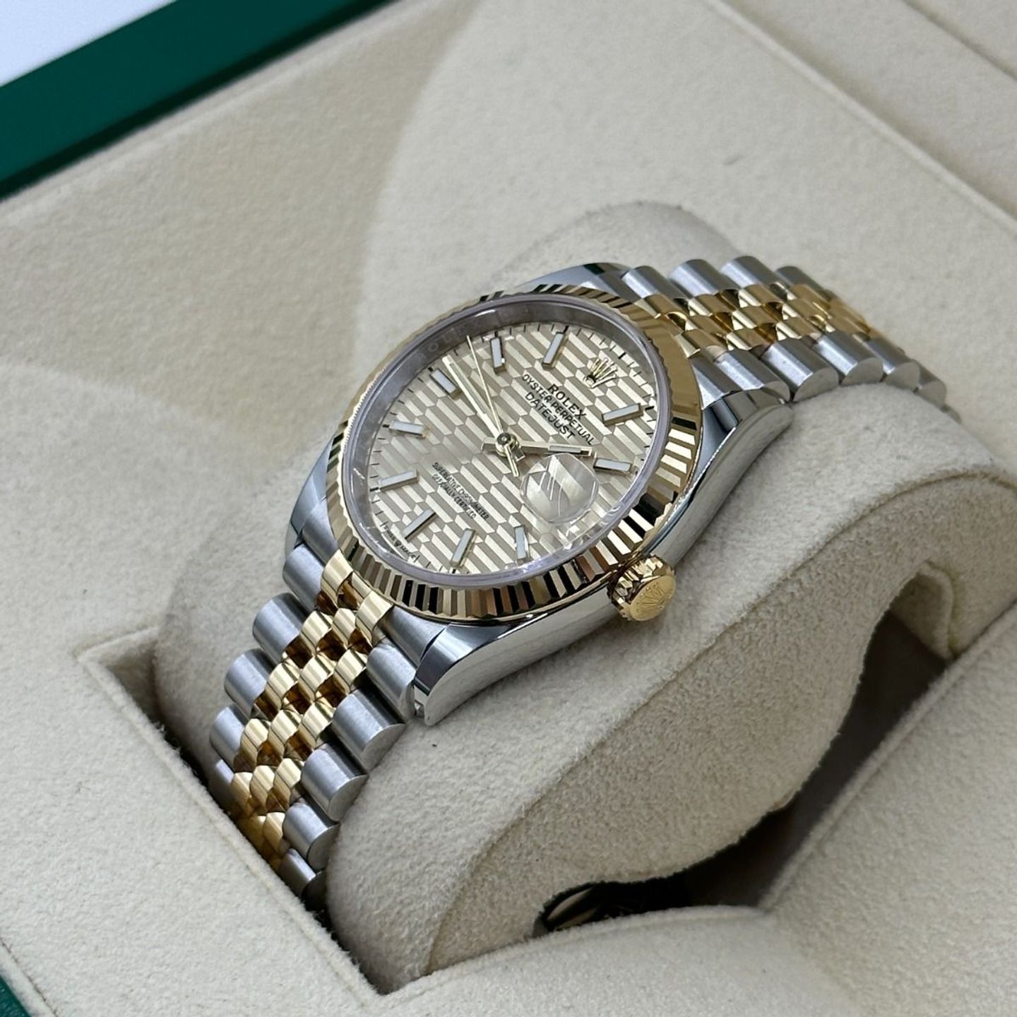 Rolex Datejust 36 126233 (2023) - Gold dial 36 mm Steel case (6/8)